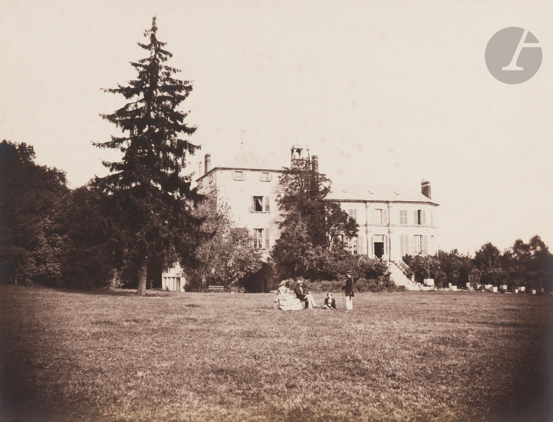 Édouard Baldus (1813-1889)
Château de la Faloise, 1857.
Frédéric Bourgeois de Mercey et sa famille.
Épreuve sur papier salé, d’après négatif verre au collodion, contrecollée sur carton.
31,8 x 41,5 cm

Provenance :
Collection François Lepage, Paris. 

Malcolm Daniel précise que les prises de vue dans le parc du château ont sans doute été réalisées en 1857. L’amitié entre Édouard Baldus et Frédéric Bourgeois de Mercey a certainement été déterminante dans la carrière du photographe. Membre fondateur de la Société Héliographique (future Société Française de Photographie), Frédéric Bourgeois de Mercey a également participé au comité de sélection de la célèbre Mission Héliographique, au cours de laquelle s’illustre Édouard Baldus, notamment par la maitrise de ses assemblages de négatifs.