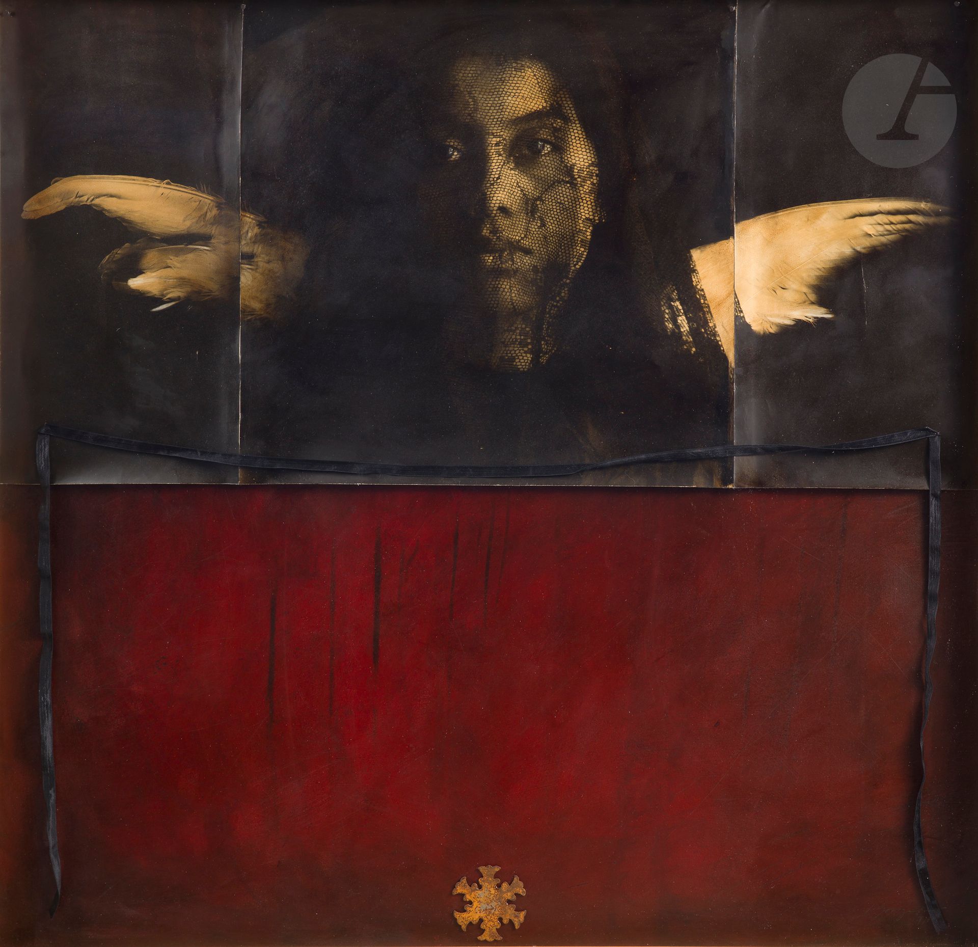 Luis Gonzalez Palma (1957) 
La fidelidad del dolor, 1991. 
Photomontage composé de trois (3) épreuves argentiques, d’un fond peint, d’un ruban noir et d’une étoile métallique palmée à six branches. Signature et date au crayon en bas à droite. 
97 x 100 cm - cadre

Exposition : 
Luis Gonzales Palma, Convento Santo Domingo, Antigua de Guatemala, 1991.