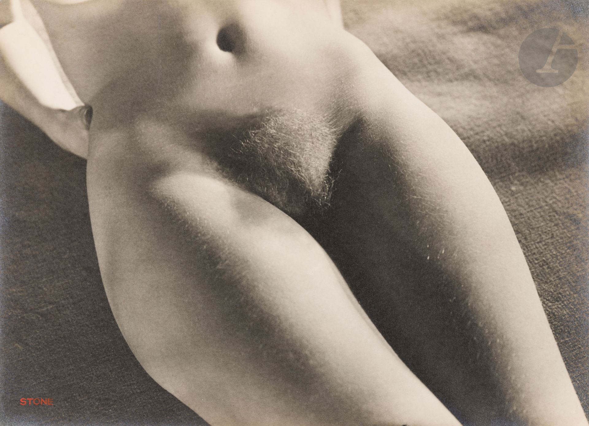 Sasha Stone (1895-1940) 
Nu de la série Femmes, c. 1932. 
Épreuve argentique d’époque, signée à la gouache rouge en bas à gauche. Tampon « Copyright Stone - Bruxelles » au verso avec la référence manuscrite « 38578 » à l’encre rouge. 
21 x 29 cm