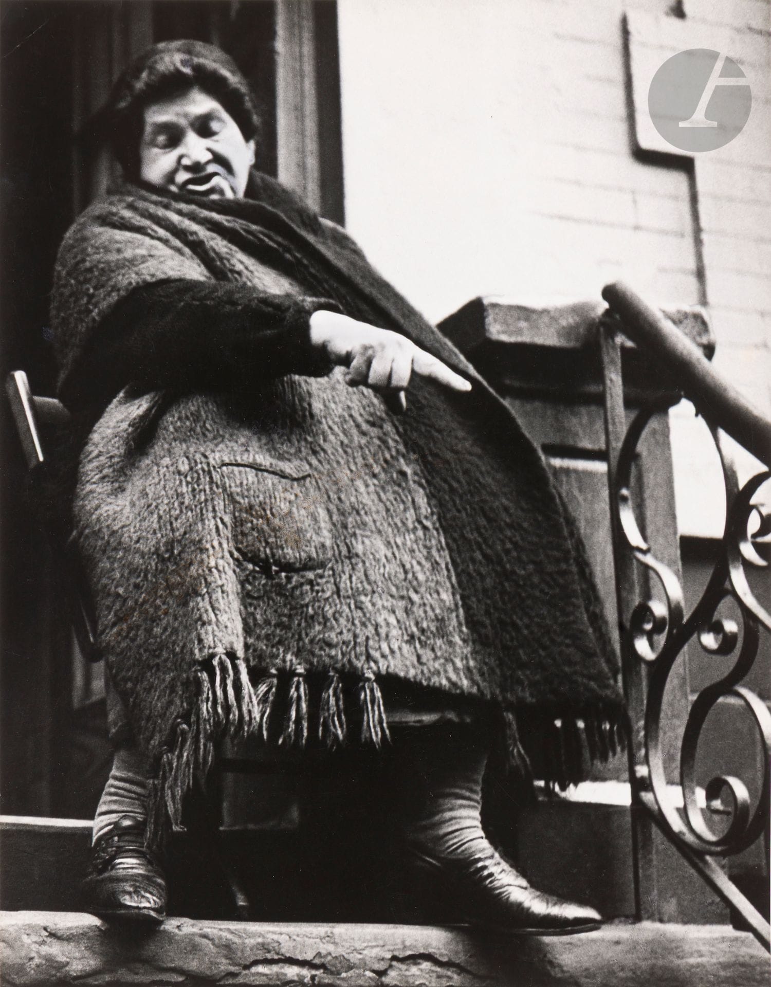 Lisette Model (1901-1983)
Woman. Lower East Side. New York City, 1942. 
Épreuve argentique (c. 1960), signée à l’encre au verso. 
Image : 34,8 x 27,3 cm - Feuille : 35,5 x 28 cm