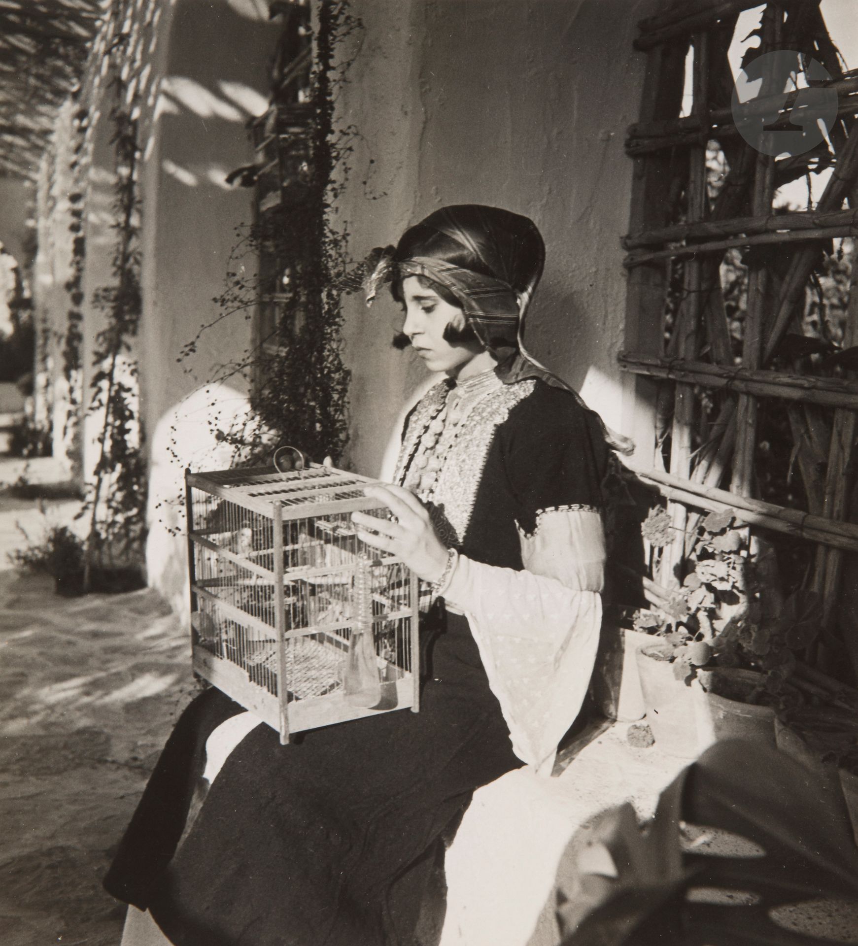 George Hoyningen-Huene (1900-1968)
Afrique du Nord. Algérie. Tunisie. Niger. African mirage, 1935-1938. 
Dar Essurur. Zinder (Niger), Sahara. Portraits de femmes. Architecture. 
Huit (8) épreuves argentiques d’époque. Tampon « Photographer Hoyningen-Huene », tampon « Harper’s Bazar », tampon « Made in France », titres, annotations et dates manuscrites aux versos. 
Formats : de 14 x 10,2 à 24 x 18 cm 

Provenance : 
Collection Gene Fenn.