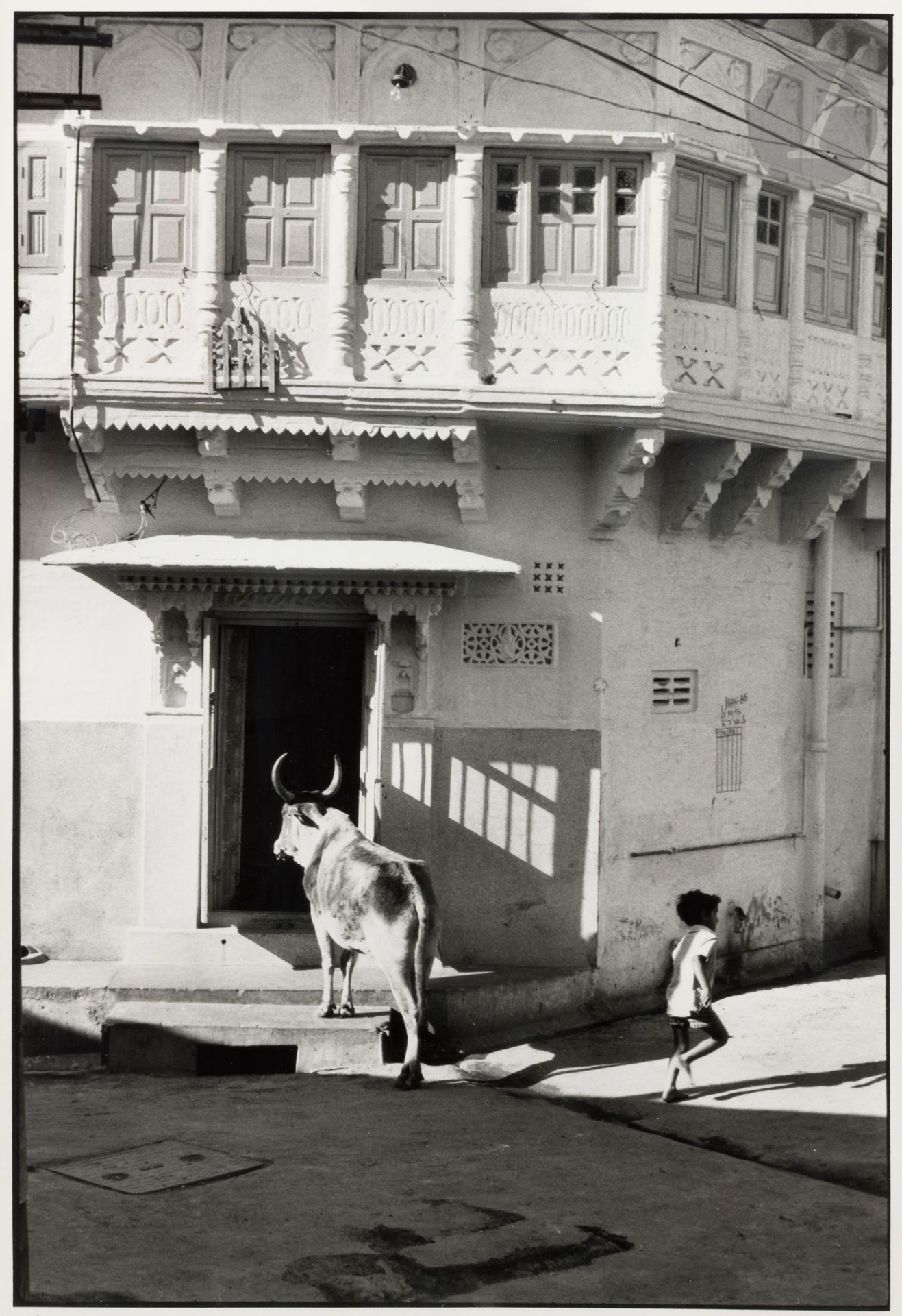 Henri Cartier-Bresson (1908-2004)
Jodhpur. Inde, 1986.
Épreuve argentique (tirée par Georges Fèvre c. 1988), signée, dédicacée, titrée et datée à l’encre avec le timbre sec du photographe dans la marge en bas.
Image : 35,5 x 24 cm - Feuille : 40 x 30 cm - cadre

Provenance : 
Collection Renée Hazan.