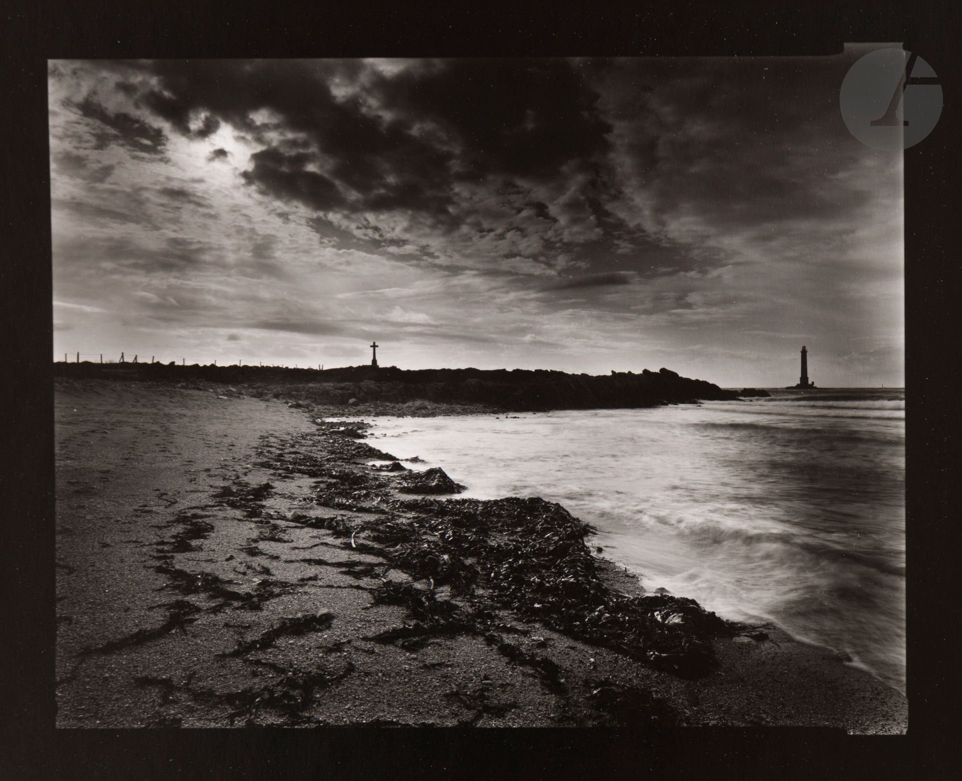 Olivier Mériel (1955) 
Le Calvaire et le phare, Goury. Les allées, Omonville-la-Rogue, Avril 1999. 
Deux (2) épreuves argentiques d’époque, signées, titrées, datées et numérotées à 7 exemplaires au crayon aux versos. 
Images : 20 x 24,5 cm - Feuilles : 30 x 38 et 28,5 x 38 cm