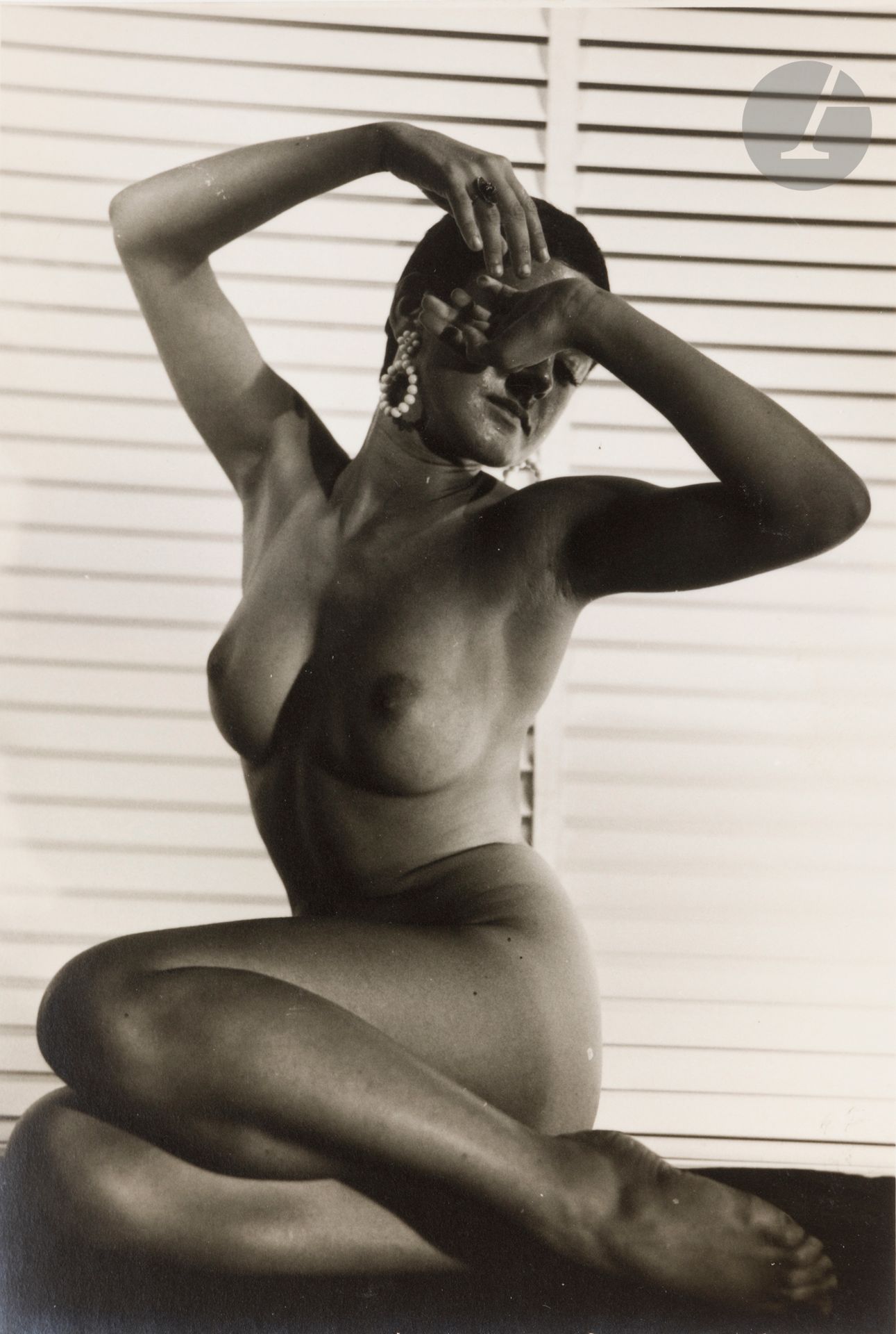 Carlo Mollino (1905-1973)
Nu féminin. Turin, 1963. 
Épreuve argentique d’époque, signée des initiales et datée au crayon avec crédit du photographe tapuscrit sur étiquette contrecollée au verso. 
Image : 12 x 8 cm - Feuille : 12 x 9 cm
