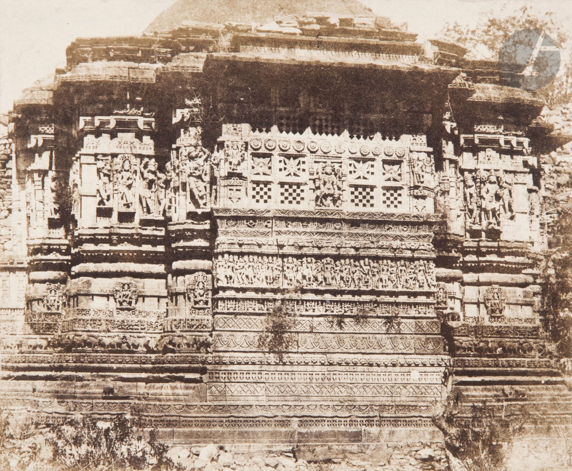 Baron Alexis de La Grange (1825-1917) 
Ancien temple hindou à Tchittour entre Agra et Bombay, 1851. 
Épreuve sur papier salé, d’après négatif papier, contrecollée sur carton d’éditeur (Blanquart-Evrard). Légendes et crédit du photographe imprimés sur le montage en bas. 
17,5 x 21,2 cm 

Bibliographie :
Isabelle Jammes, Blanquart-Évrard et les origines de l’édition photographique française, Genève-Paris, Librairie Droz, 1981, p. 137 (Album de l’artiste et de l’amateur, pl. 13).