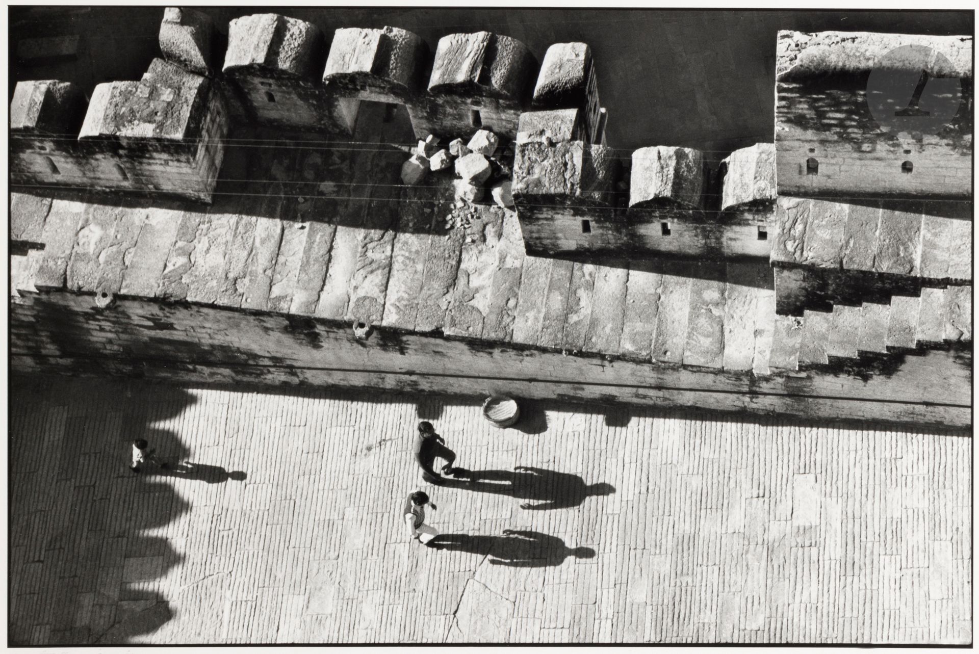 Henri Cartier-Bresson (1908-2004)
Fort de Jodhpur. Inde, 1986.
Épreuve argentique (tirée par Georges Fèvre c. 1988), signée, dédicacée, titrée et datée à l’encre avec le timbre sec du photographe dans la marge en bas.
Image : 24 x 35,5 cm - Feuille : 30 x 40 cm - cadre

Provenance : 
Collection Renée Hazan.