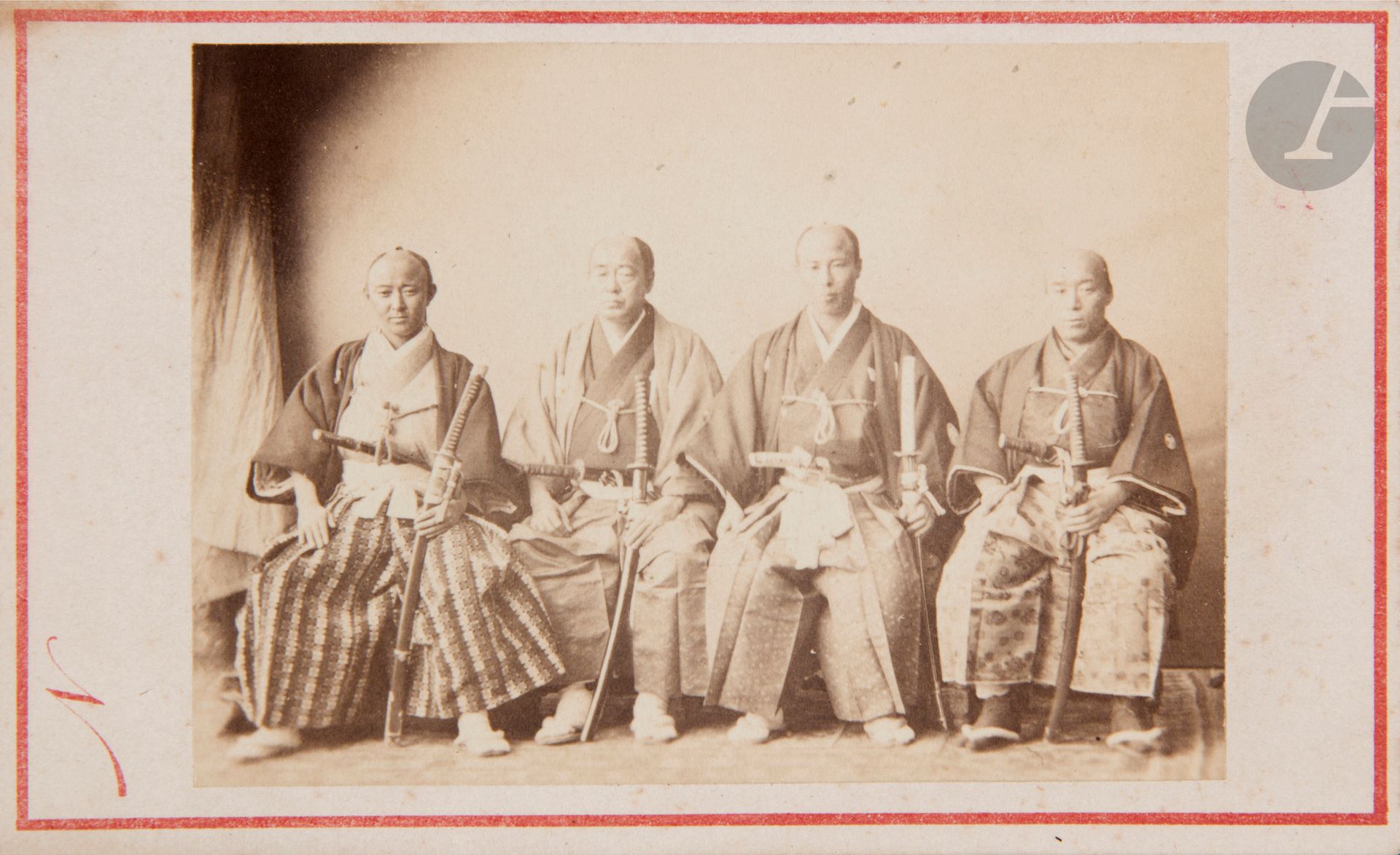 Félix Nadar (1820-1910)
Membres de l’ambassade du Japon (Matsudaira Yasuhide, Takenouchi Yasunori, Kyogoku Takaaki et Shibata Takenaka). Paris, c. 1862. 
Épreuve sur papier albuminé, contrecollée sur carton de l’atelier Nadar au format carte de visite. 
5,5 x 7,5 cm