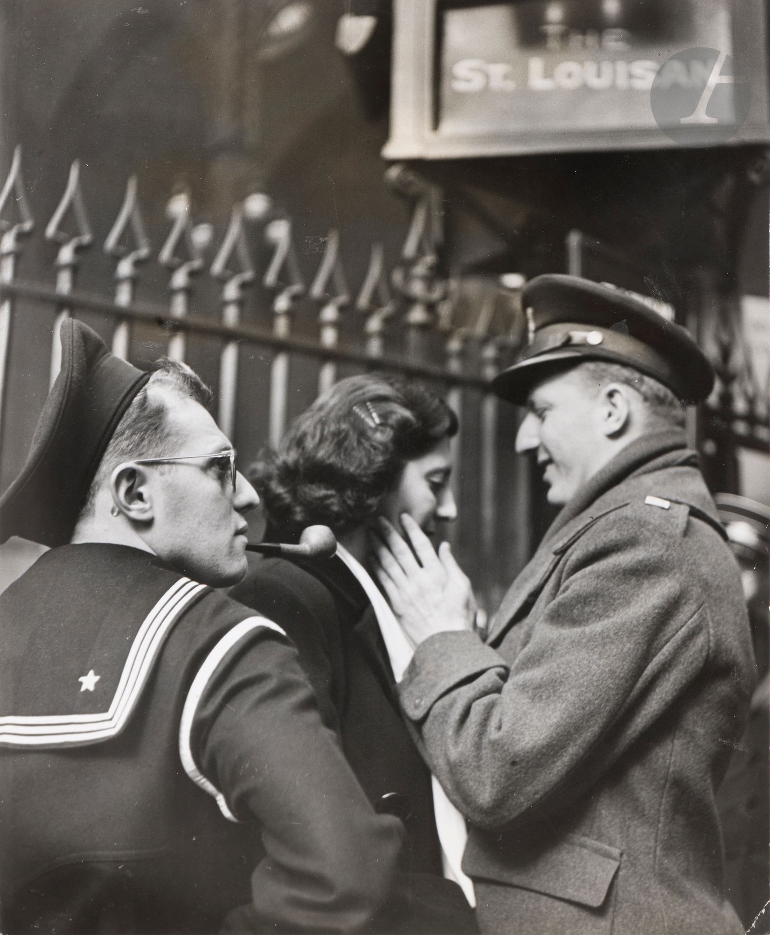 Alfred Eisenstaedt (1898-1995)
Soldiers’ farewell. Penn Station, New York, 1944. 
Sept (7) épreuves argentiques d’époque. Tampon « Photo by - Pix Incorporated » avec crédit du photographe, tampons de presse, nombreuses annotations, légendes et dates tapuscrites sur étiquettes contrecollées aux versos. 
Format moyen : 24,5 x 19,5 cm