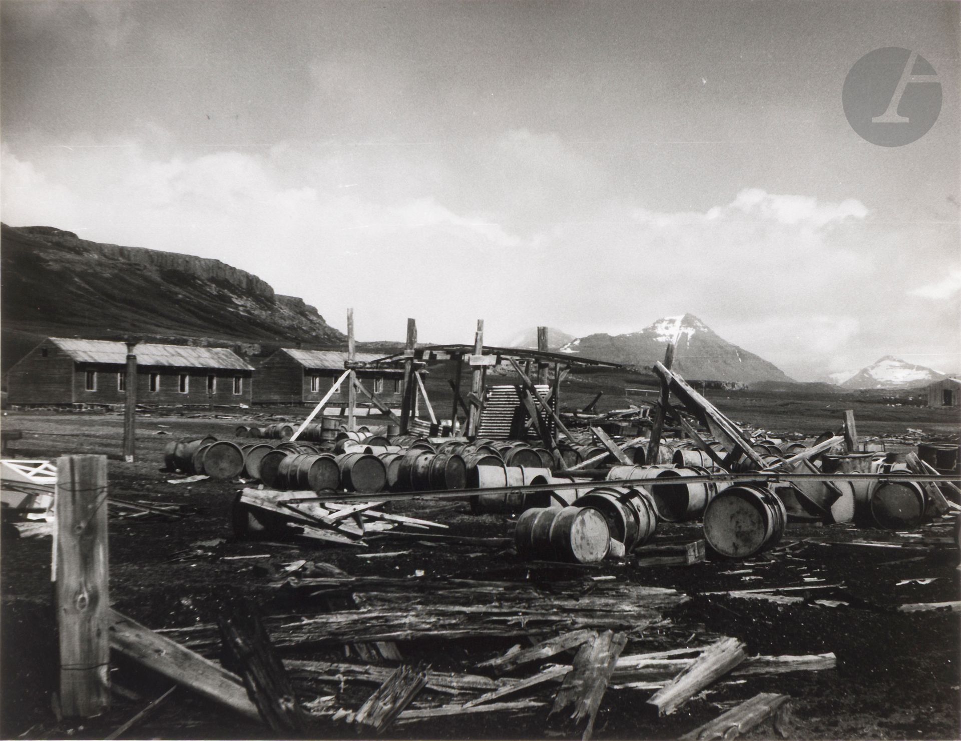 Photographe militaire amateur
Mission aux îles Kerguelen, 1965. 
Station de Port-aux-Français. Campement. Installations militaires. Base logistique, technique et scientifique. Embarcations. Cimetière. Lacs et étangs. Faune. Phoques. Manchots. Aurores boréales. Cartes topographiques. Script d’une pièce de théâtre. 
98 épreuves argentiques et documents d’époque. Quelques annotations et dates. 
Formats des épreuves : de 9 x 14 à 30 x 40 cm