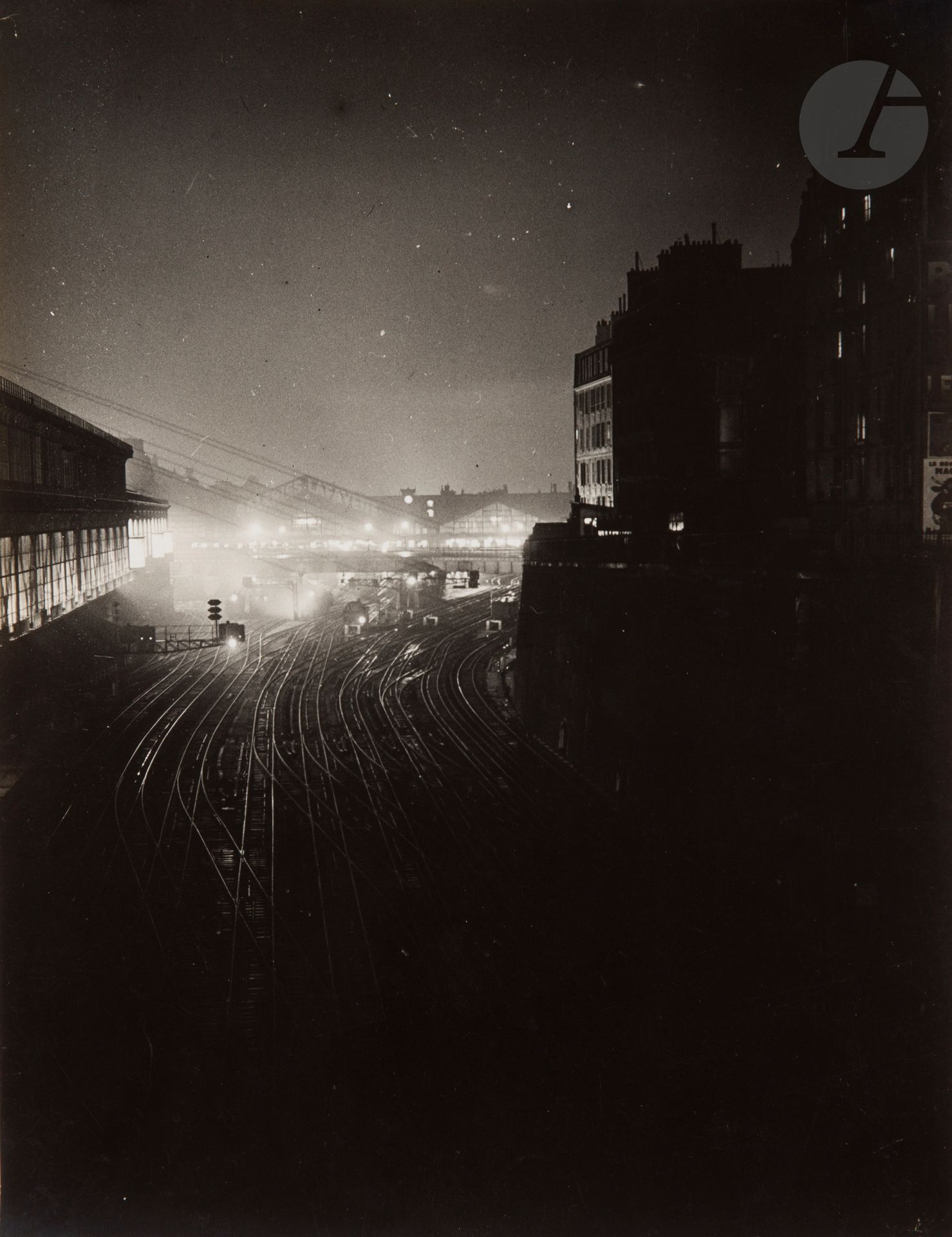 Brassaï (Gyula Halász, dit) (1899-1984)
La gare Saint-Lazare de nuit. Paris, c. 1932.
Épreuve argentique d’époque.
23,5 x 18 cm
