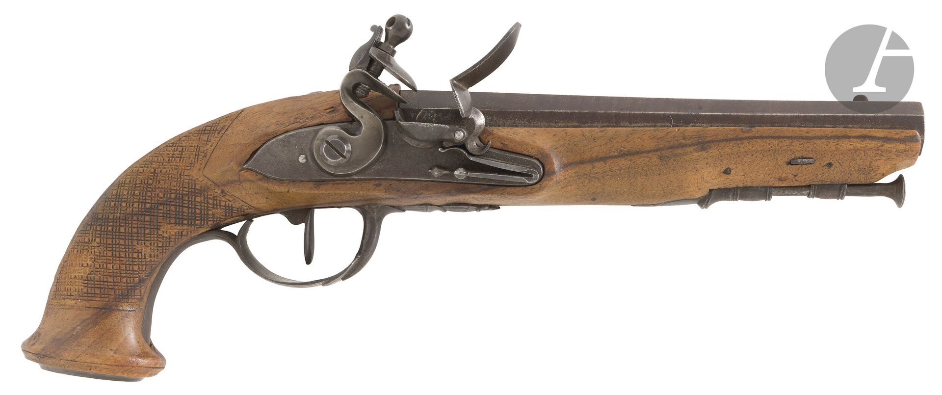 Pistolet à silex de la gendarmerie de la Maison du Roi. 
Canon à pans, damas, patiné, gravé sur le dessus « Gendarmes de la Garde », décoré d’un liseré d’or au tonnerre. Platine et chien col de cygne à corps plats. Bassinet à pare-étincelles. Garnitures en fer découpées, gravées et ciselées. Crosse en noyer clair à quadrillage vannerie et long fut. Pommeau ovale décoré d’une étoile. Baguette en fer.
Longueur : 34 cm 
B.E. Fabrication liégeoise. Époque Restauration.