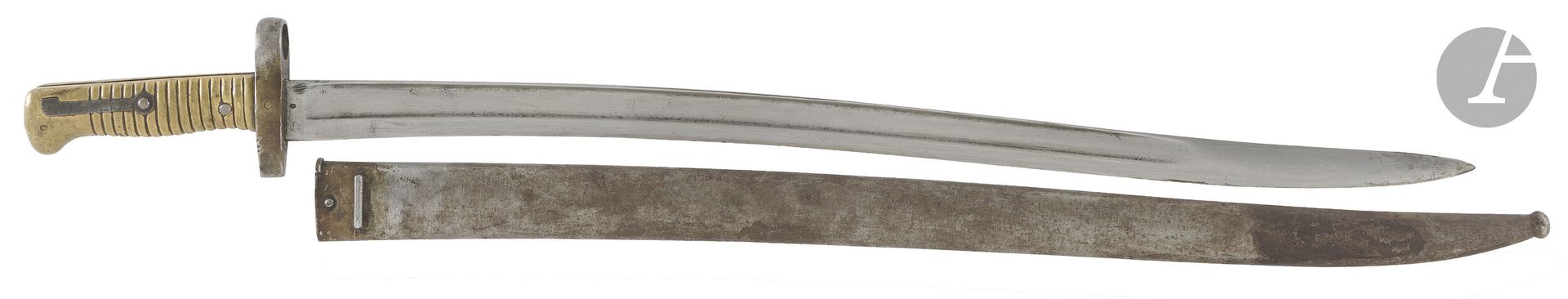 france et divers 
Ensemble de quatre baïonnettes : 
- une 1874 Gras. Tulle Novembre 1876. Fourreau bronzé. Monomatricule. Longueur : 65,5 cm 
- une type 1924 Pour l’export. B.E. 
- modèle 1892. Quillon retaillé. Poignée à plaquettes de bois et gros rivets. Fourreau piqué. 
- Baïonnette type Chassepot. Poignée en laiton. Croisière en fer retaillée. Lame yatagan, poinçonnée de Weyersberg. Fourreau en tôle de fer. 
Longueur : 71 cm 
A.B.E.