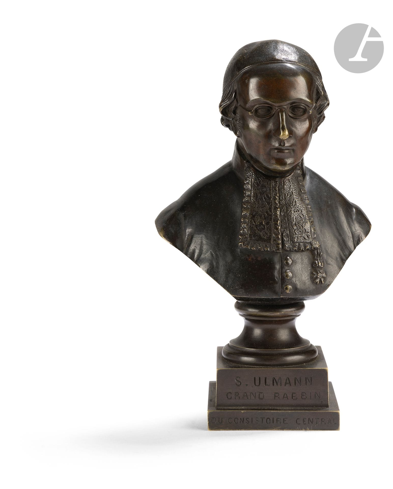 °Sculpture en buste du Grand Rabbin de France Salomon ULMANN en tenue rabbinique avec la Légion d’honneur. 
Il porte des lunettes et la calotte. Le buste est posé sur un pied rond à doucine, sur un socle à degrés.
Inscription sur le socle : ULMANN Gd Rabbin de France du Consistoire Central.
Bronze, circa 1860.
Hauteur : 20,5 cm
Petite fente à l’arrière du bronze.

 Salomon ULMANN (Saverne, Bas-Rhin, 25 février 1806 - Paris, 5 mai 1865) fut grand-rabbin de France entre 1853 et 1865. Il avait été précédemment rabbin de Lauterbourg (Bas-Rhin), puis grand-rabbin de Nancy.
Œuvres comparables : Un exemplaire identique se trouve au M.A.H.J. sous le numéro d’inventaire : Inv.94.31.002. Un autre a été vendu par Ader, vente du 21 mars 2018, lot 383.







Mots clés :
judaïca, juif, juive, hébreux, rabbins, jewish, torah, hebrew, hebraica, judaisme, synagogue, sionisme, pessah, pessach, haggada, haggadah, hagada, hagadah, passover, menora, menorah, hannuka, hannuca, hannoucca, hanouccah, torah, juden, israélite, Israël, antisemitism, antisémitisme, dreyfus, meguila, sepharade, sefarad, ketouba