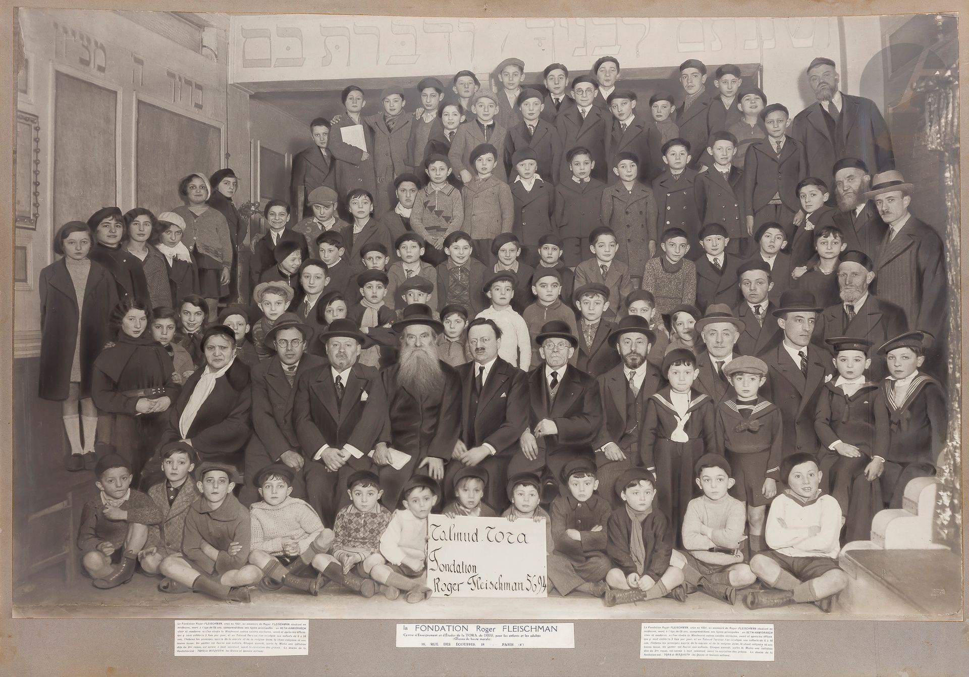 °[PHOTOGRAPHIE FONDATION FLEISCHMAN] 
Photo de groupe titrée : Fondation Roger Fleischman Talmud Torah année 5694 (1934).
Tirage argentique d’époque contrecollé sur carton.
68 x 100 cm - 74 x 100 cm avec la légende.
Petits défauts aux bords et aux coins.
 
 Photo extrêmement émouvante qui restitue un pan de l’histoire de l’arrivée des juifs d’Europe de l’Est à Paris durant l’entre-deux guerres. L’oratoire Roger Fleischman de la rue des Ecouffes créé par Armand Fleischman à la mémoire de son fils Roger était une institution du Pletzl (quartier historique juif du Marais parisien) dans l’entre-deux-guerres. Fondé en 1931, il était plus spécialement destiné à l’étude du Talmud et l’éducation des jeunes enfants originaires d’Europe de l’Est et dont la langue maternelle était le Yiddish.







Mots clés :
judaïca, juif, juive, hébreux, rabbins, jewish, torah, hebrew, hebraica, judaisme, synagogue, sionisme, pessah, pessach, haggada, haggadah, hagada, hagadah, passover, menora, menorah, hannuka, hannuca, hannoucca, hanouccah, torah, juden, israélite, Israël, antisemitism, antisémitisme, dreyfus, meguila, sepharade, sefarad, ketouba