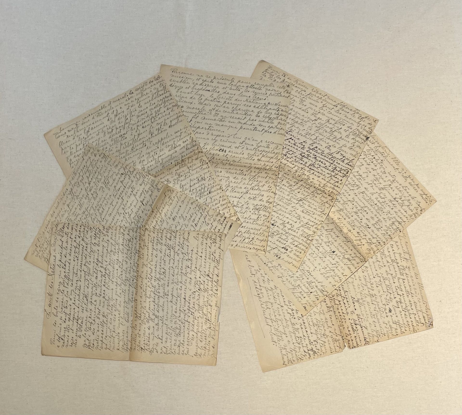 °[MANUSCRIT- NORDAU] Max NORDAU (1849-1923)
La société des Nations, circa 1917-1918. 
Manuscrit autographe signé ultérieurement. Texte en français. 
7 p. numérotées, 27 x 21 cm, déchirures aux plis avec perte de 2 lettres. 
Important article sur ce que devrait être la Société des Nations, son rôle et les difficultés qu’elle devra affronter. Parmi les difficultés que recense Nordau, on retrouve des problèmes que rencontre jusqu’à ce jour l’ONU, l’organisme qui a succédé à la SDN : « Constituer la Société des Nations, proclamer le règne de la justice parmi ses adhérents, rien de mieux. Mais qui se chargera de leur imposer la loi morale et de contraindre les réfractaires à s’y soumettre ? « Eh Bien, La cour de la Hague est une solennelle plaisanterie. Elle n’a rien pu empêcher et on en rit brutalement ; d’elle, de ses sentences et de ces injonctions. Un code de la législation internationale liant tous les peuples civilisés ? Il a été rédigé par la conférence de la paix et signé par à peu près tous les états autonomes des deux hémisphères. À qui a-t-il servi ? On a traité ces codes aussi comme un chiffon de papier et on s’est assis dessus. « La Société des Nations ne peut assurer la paix que par la guerre et quelle guerre ! Le génie visionnaire de Nordau, c’est de proposer une solution. C’est cette solution qui conclut son article : « Il n’y a qu’un moyen, un seul d’exterminer la guerre et de fonder le règne, je ne dis pas de la justice, mais de la légalité... C’est l’éducation des peuples à leur souveraineté effective, c’est l’avancement de la grande majorité des citoyens de tous les pays à un degré de développement moral et intellectuel qui les rend capables de comprendre leurs véritables intérêts de décider eux-mêmes de leurs destinées et de faire prévaloir leur volonté. Le moyen est infaillible. Seulement il est lent, désespérément lent ».







Mots clés :
judaïca, juif, juive, hébreux, rabbins, jewish, torah, hebrew, hebraica, judaisme, synagogue, sionisme, pessah, pessach, haggada, haggadah, hagada, hagadah, passover, menora, menorah, hannuka, hannuca, hannoucca, hanouccah, torah, juden, israélite, Israël, antisemitism, antisémitisme, dreyfus, meguila, sepharade, sefarad, ketouba