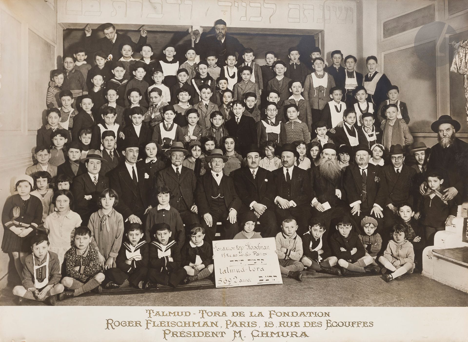 °[PHOTOGRAPHIE FONDATION FLEISCHMAN] 
Photo de groupe titrée : Fondation Roger Fleischman Talmud Tora année 5692 (1932).
Tirage argentique d’époque contrecollé sur carton.
66 x 99 cm 73 x 99 avec la légende.
Petits défauts aux bords et aux coins.

 Photo extrêmement émouvante qui restitue un pan de l’histoire de l’arrivée des juifs d’Europe de l’Est à Paris durant l’entre-deux guerres. L’oratoire Roger Fleischman de la rue des Écouffes créé par Armand Fleischman à la mémoire de son fils Roger était une institution du Pletzl (quartier historique juif du Marais parisien) dans l’entre-deux-guerres. Fondé en 1931, il était plus spécialement destiné à l’étude du Talmud et l’éducation des jeunes enfants originaires d’Europe de l’Est et dont la langue maternelle était le Yiddish. 







Mots clés :
judaïca, juif, juive, hébreux, rabbins, jewish, torah, hebrew, hebraica, judaisme, synagogue, sionisme, pessah, pessach, haggada, haggadah, hagada, hagadah, passover, menora, menorah, hannuka, hannuca, hannoucca, hanouccah, torah, juden, israélite, Israël, antisemitism, antisémitisme, dreyfus, meguila, sepharade, sefarad, ketouba