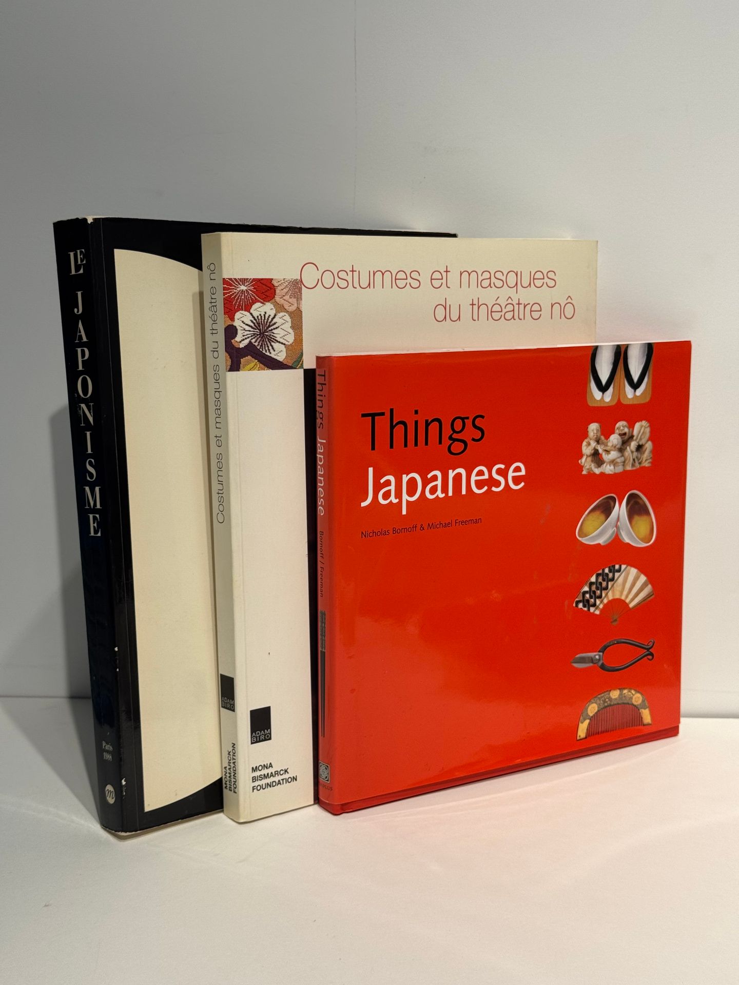 [JAPON] Lot de 3 volumes :

- KATORI Yasue
Le Japonisme. Catalogue de l’exposition organisée par le Musée d’Orsay et le Musée national d’art occidental en 1988.
Edition de la Réunion des musées nationaux, Paris, 1988.

- DUNHAM Monica
Fleurs d’automne. Costumes et masques du théâtre nô. Catalogue de l’exposition à la Mona Bismarck Foundation de 2003.
Editions Adam Biro, Paris, 2002.

- BORNOFF Nicholas
Things Japanese.
Periplus Editions, Singapore, 2002.