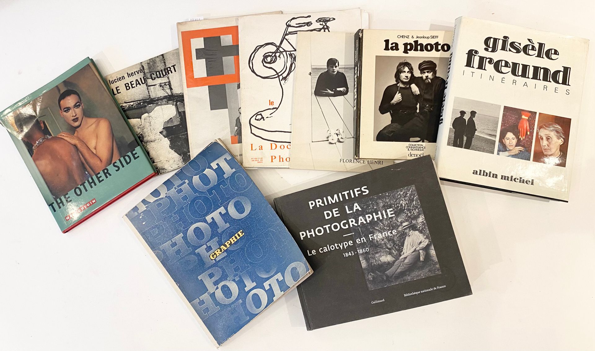 [PHOTOGRAPHIE] 
- CAUJOLLE, Christian, Freund Gisèle, Itinéraire, Albin Michèle, 1985. 
- AUBENAS, Sylvie, ROUBERT, Paul-Louis, Primitifs de la photographie – Le Calotype en France 1843-1860, Gallimard, bibliothèque Nationale de France, 2010. 
- HERVE, Lucien, Le beau court la rue, éditions Gerim, 1970. 
- Photographie 1938, Art et métiers graphiques, 1938. 
- Florence Henri, Photographie de 1927-1938, exposition de 1978, Musée d’art moderne de la ville de Paris. 
- La photographie polonaise de 1900 – 1980, exposition de 1981, Centre Georges Pompidou, édition Herscher. 
- GOLDIN, Nan, Nan Goldin, the other side, Corner House Publication, Manchester, 1993.
- Chenz & Jeanloup Sieff, La photo, collection connaissance et technique, Denöel, 1976. 
- La documentation photographique, Le surréalisme, n°5-306-307, juin et juillet 1970.

Lot vendu en l'état.