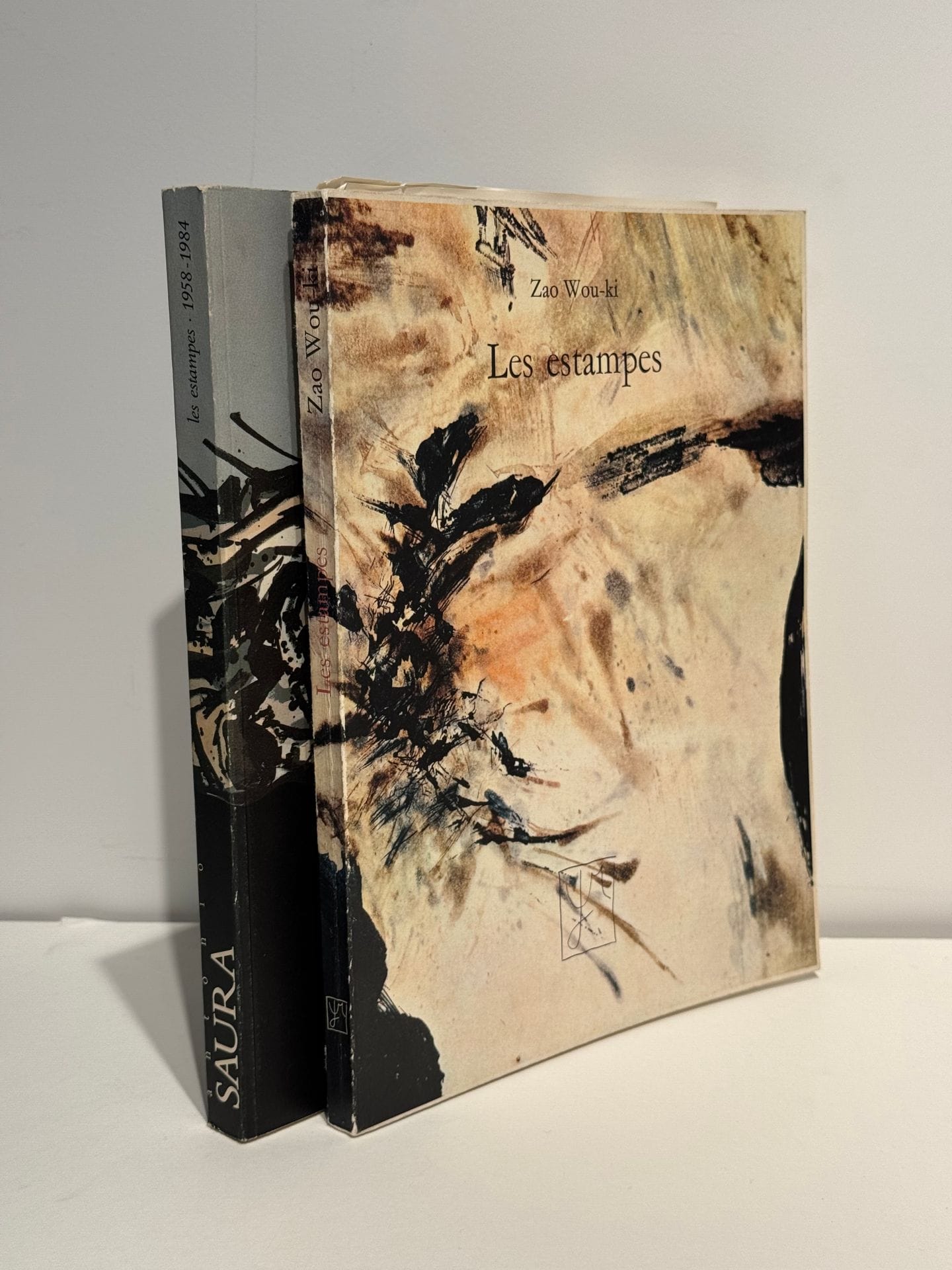 [BEAUX-ARTS] 
Lot de 2 volumes :
- GALFETTI Mariuccia, Antonio SAURA, Les estampes 1958-1984.,Yves Rivière éditeur, Paris, 1985.
- CAILLOIS Roger, ZAO WOU-KI. Les estampes, 1937-1974. Yves Rivière éditeur, Paris, 1975.