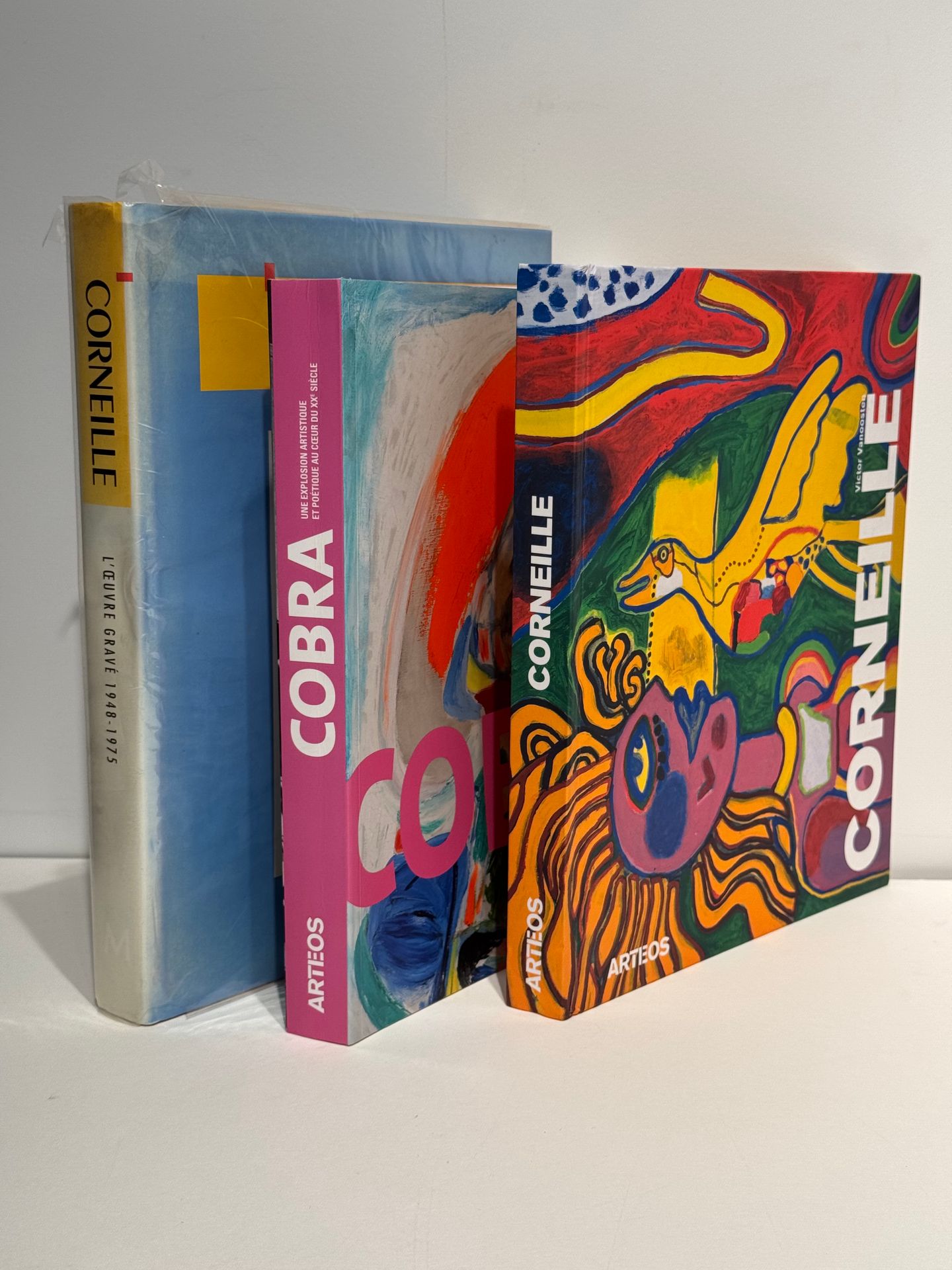 [COBRA] 
Lot de 3 volumes : 
- BIRTWISTLE Graham
CORNEILLE, L’œuvre gravé, 1948-1975.Meulenhoff Amsterdam, 1992.
- CORNEILLE, COBRA, Une explosion artistique et poétique au cœur du XXème siècle.Catalogue de l’exposition « Cobra, la couleur spontanée ». Edition ARTEOS, 2018.
- VANOOSTEN Victor, CORNEILLE, La peinture Paradis.Catalogue de l’exposition « Corneille, un Cobra dans le sillage de Gauguin », Edition ARTEOS, Paris, 2020.