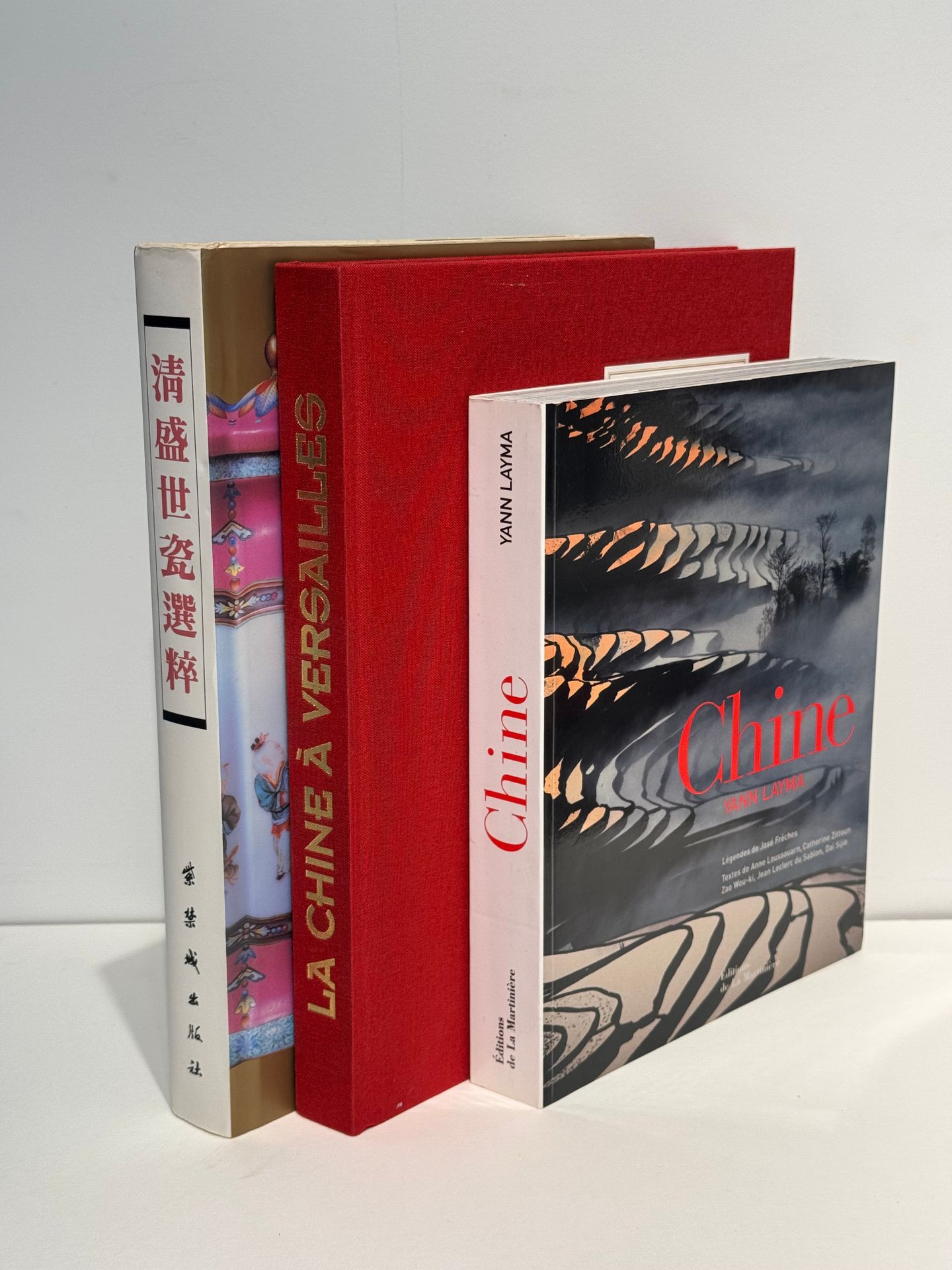 [CHINE] Lot de 3 volumes: 

- XIANMING Feng
Selected porcelain of the flourishing Qing Dynasty at the Palace Museum.
Forbidden city publishing house, 1994.

- LAYMA Yann
Chine.
Editions de la Martinière, 2003.

- PEGARD Catherine 
La Chine à Versailles, Arts et diplomatie au XVIIIème siècle.
Somogy, Editions d’art, Paris, 2004.