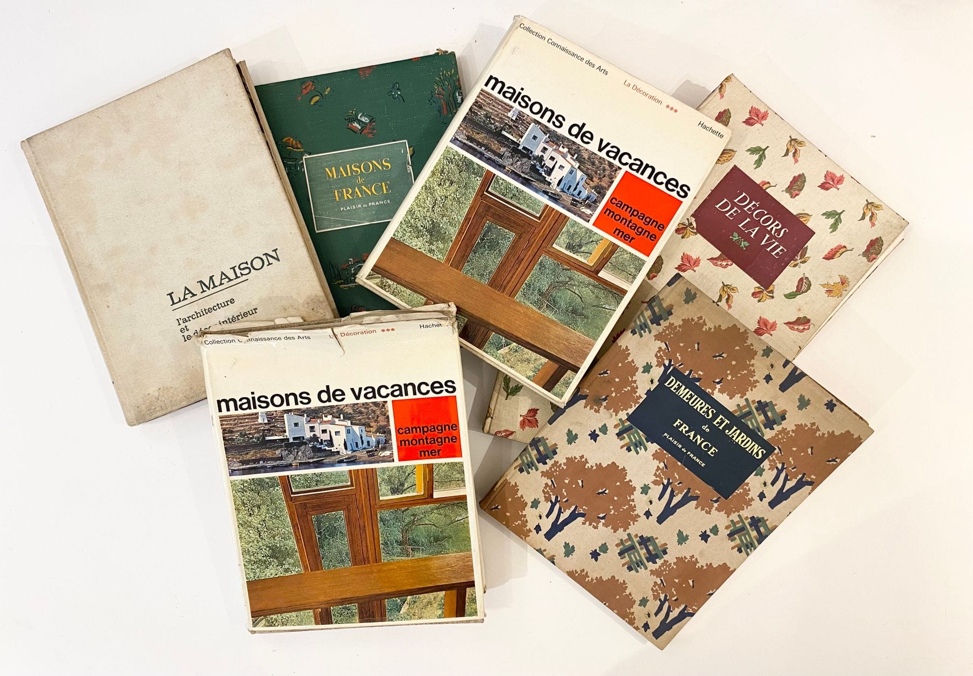 [DECORATION]
- Plaisirs de France, trois volumes. 
- Décoration de France, Appartements et particuliers, Publication de France, Paris, 1949. 
- Demeures et jardins de France, Publication de France, Paris 1953. 
- Décors de la vie, Publication de France, Paris. 
- Maisons de France, Publication de France, Paris 1950. 
- Collection connaissance des arts, décoration maisons de vacances, deux volumes, Hachette, 1964. 
- La maison, édition de plaisirs de France, 1964. 

Lot vendu en l'état.