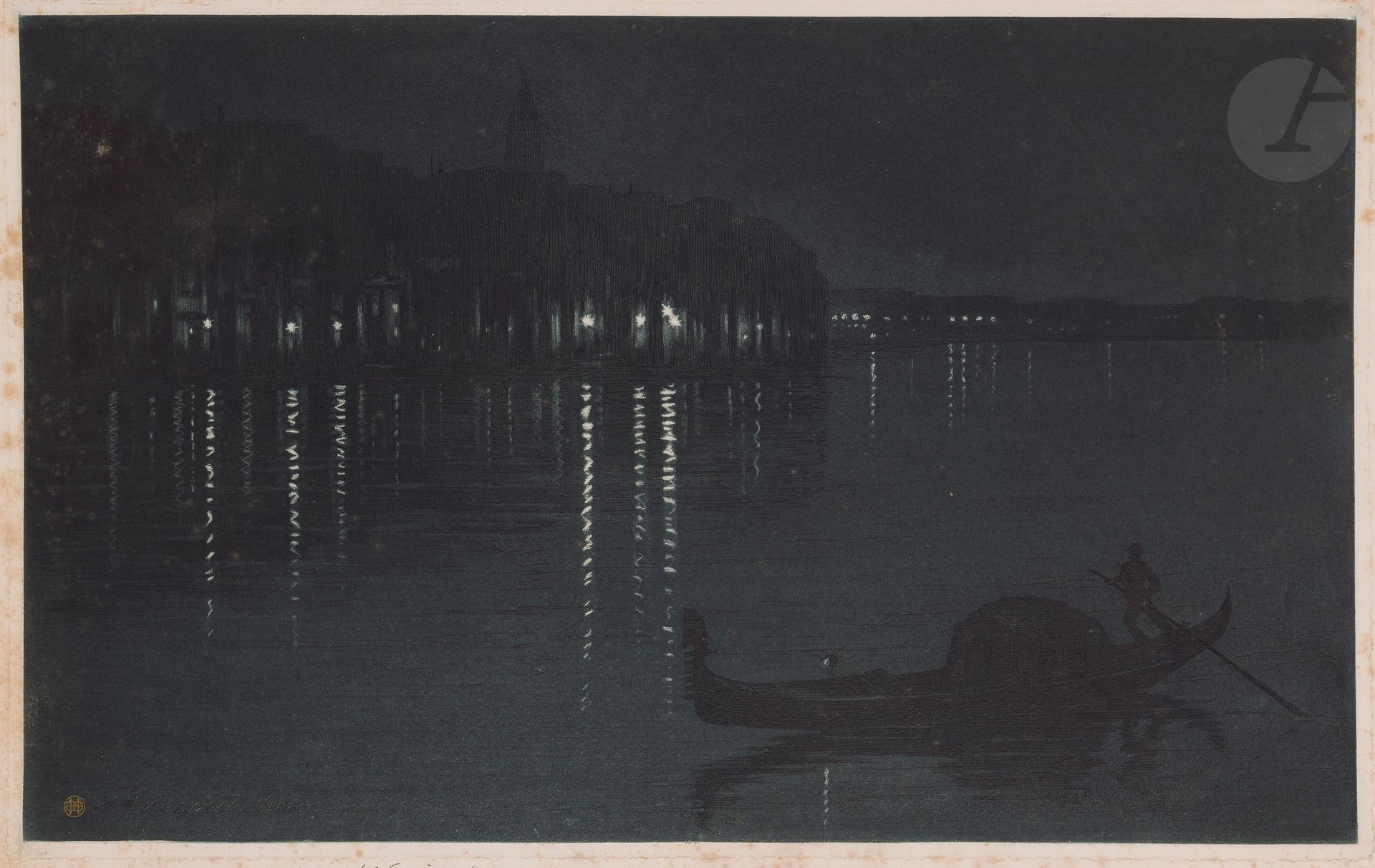 Henri Guérard (1846-1897)
L’Entrée du Grand Canal, près de la Piazzetta (effet de nuit). Avant 1891. Eau-forte et aquatinte (d’après un tableau de l’artiste). 475 x 295. Bertin 210. Belle épreuve tirée en bleu nuit sur vergé crème, signée au crayon et timbrée à l’encre bronze doré (Lugt 1157) dans l’angle inférieur gauche du sujet. Petites traces de frottement filiformes perceptibles en surface à jour rasant dans l’angle supérieur droit du sujet. Fortes rousseurs. Bandes de papier collées aux bords au verso. Bonnes marges réduites.