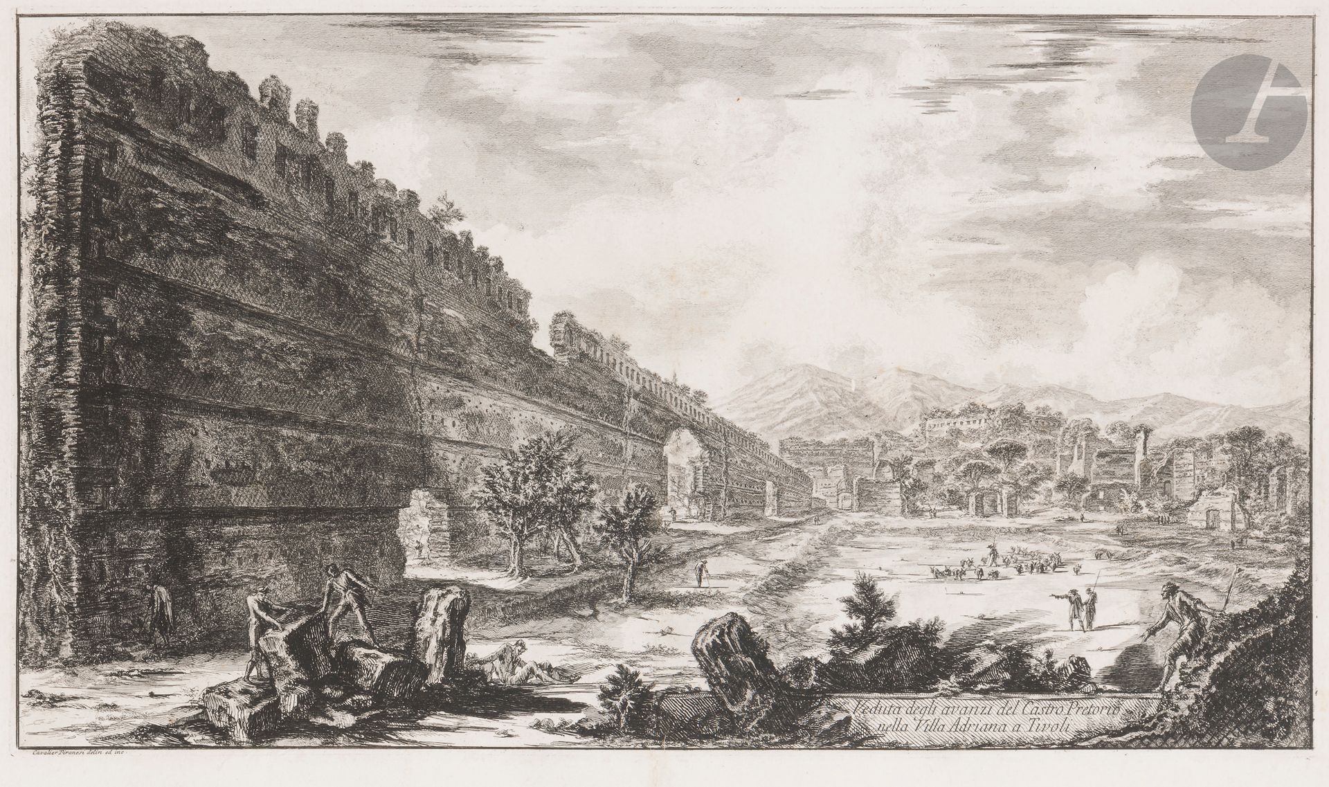 Giambattista Piranesi (1720-1778)
Veduta degli Avanzi del tablino del castro Pretorio nella villa Adriana a Tivoli. (La Villa d’Hadrien). 1770. Eau-forte et burin. 660 x 374. Hind 94. Très belle épreuve sur vergé fort, du 1er état (sur 4), avant les numéros, soigneusement lavée. Pli vertical médian normal, soigneusement restauré en pied au verso. Tache de rouille en tête au bord du feuillet. Onglet de montage le long du bord droit au verso. Toutes marges. Tirage romain.