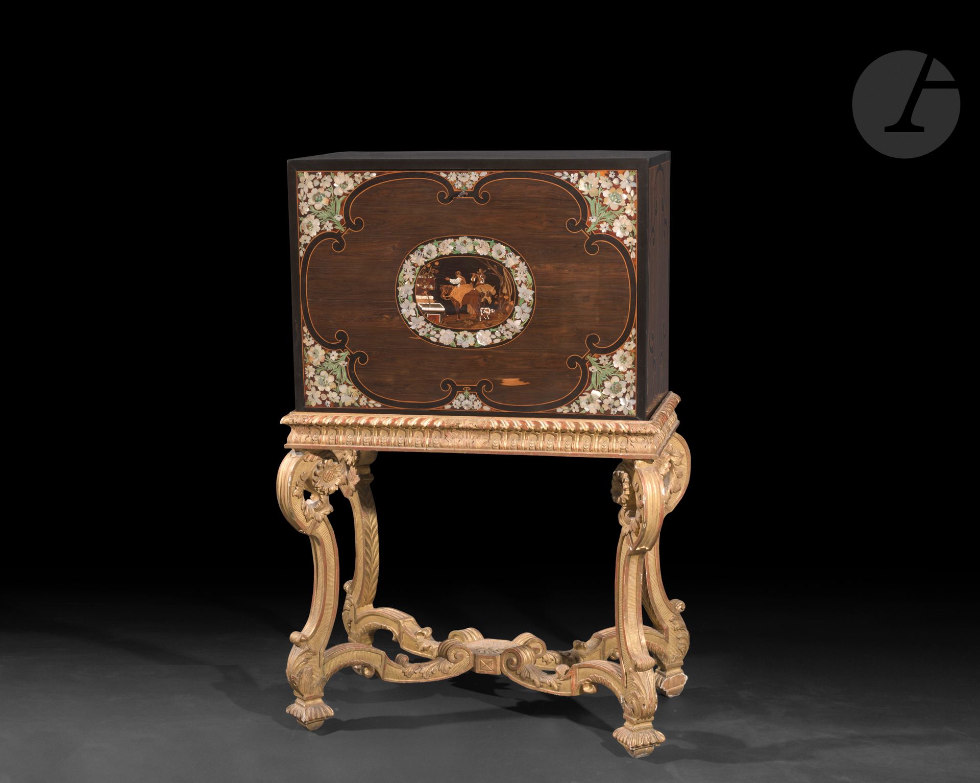 Rare cabinet en marqueterie de nacre, bois teinté, ivoire et écaille dorée, dans des entourages d'ébène et filets de bois clair, à décor d'une scène pastorale au bord d'une fontaine, dans une réserve à fond de palissandre avec des bouquets de fleurs dans les écoinçons, ouvrant à un abattant découvrant un intérieur en palissandre à seize tiroirs ; le piétement reposant sur un piétement d'époque postérieure en bois doré à décor de feuillages reposant sur des pieds cambrés à entretoise ; (restaurations ; le fond du meuble refait).
Atelier Grand-Ducal de Florence, attribué à Leonardo Van Der Vinne.
Florence, vers 1680.
Cabinet, H. : 56 cm, L. : 78,5 cm, P. : 37 cm
H. : 130 cm, L. : 88 cm, P. : 47 cm

L'attribution à Leonardo Van Der Vinne repose sur la comparaison de ce meuble avec un autre cabinet aujourd'hui conservé à la Villa di Poggio Imperiale près de Florence (voir illustration) et clairement répertorié comme ayant appartenu à la grande duchesse Vittoria della Rovere, épouse de Ferdinand II de Médicis, grand-duc de Toscane (inventorié en 1691). On y retrouve de façon très convaincante une façade similaire, organisée de façon identique autour d'une grande réserve ménageant un décor de fleurs dans les écoinçons et un motif principal à l'intérieur d'une guirlande centrale.
 
D'origine flamande, Leonardo van der Vinne, est attesté à Florence au sein des ateliers du grand-duc de Florence dans les années 1660-1680. Parmi les chefs d'œuvres exécutés à cette époque il convient de citer l'extraordinaire cabinet du Palais Pitti de Florence, réalisé en 1667 ainsi qu'une table (également ornée d'une réserve et de fleurs) aujourd'hui conservée également au Palais Pitti.