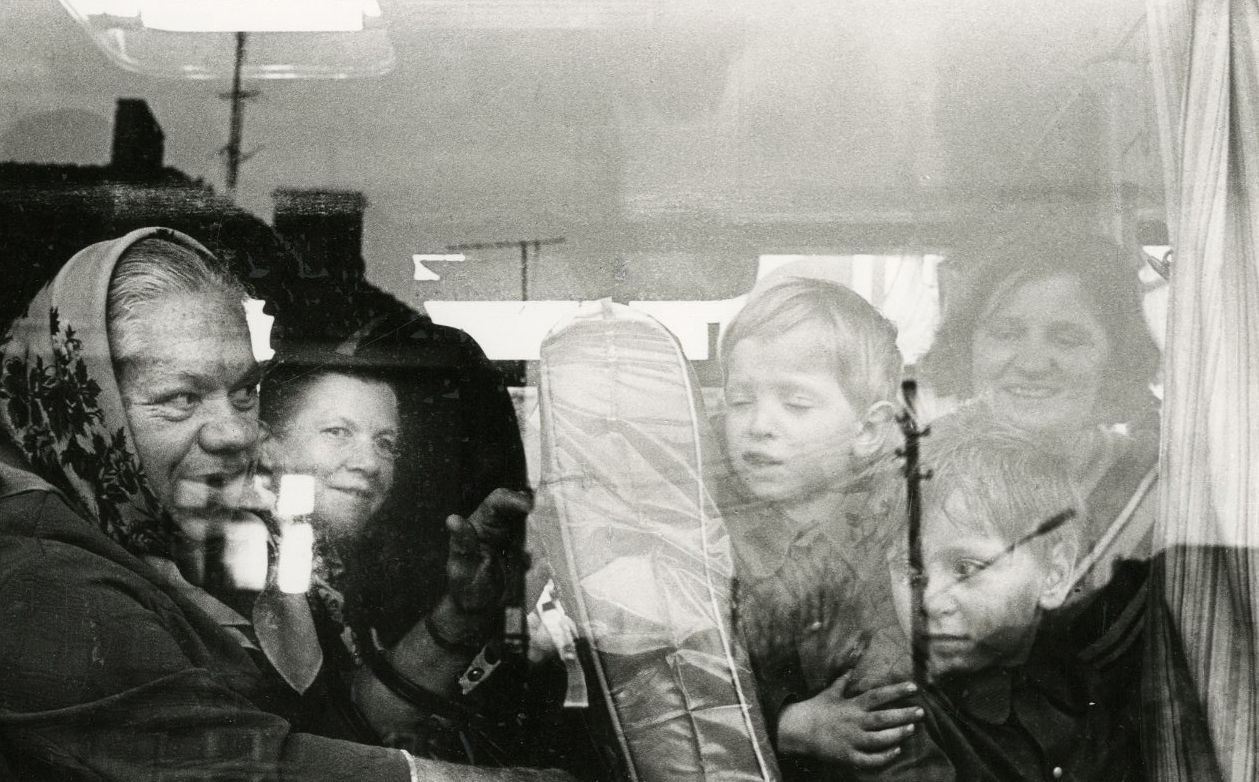 Virgilijus Sonta (1952-1992)
In the bus II, c. 1970. 
Épreuve argentique d'époque. Crédit, tampon "The Photography Art Society - of Lithuanian SSR" et titre au verso. 
Image : 14 x 22 cm / Feuille : 24,2 x 30 cm