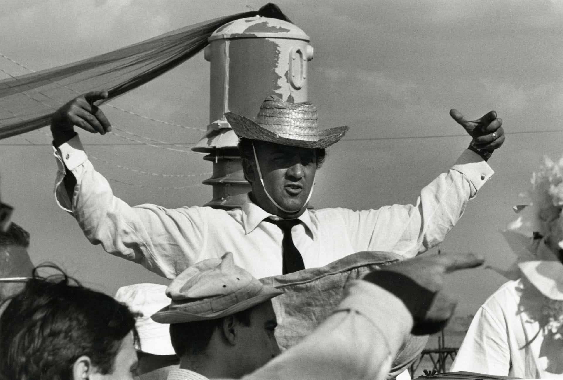 Michelangelo Durazzo (1935-1993)
Cinéma italien, c. 1960-1970.
Federico Fellini. Luchino Visconti.
Quatre épreuves argentiques (c. 1990). Tampon du photographe sur étiquettes aux versos. 
Images : 25 x 36 cm / Feuilles : 30 x 40 cm