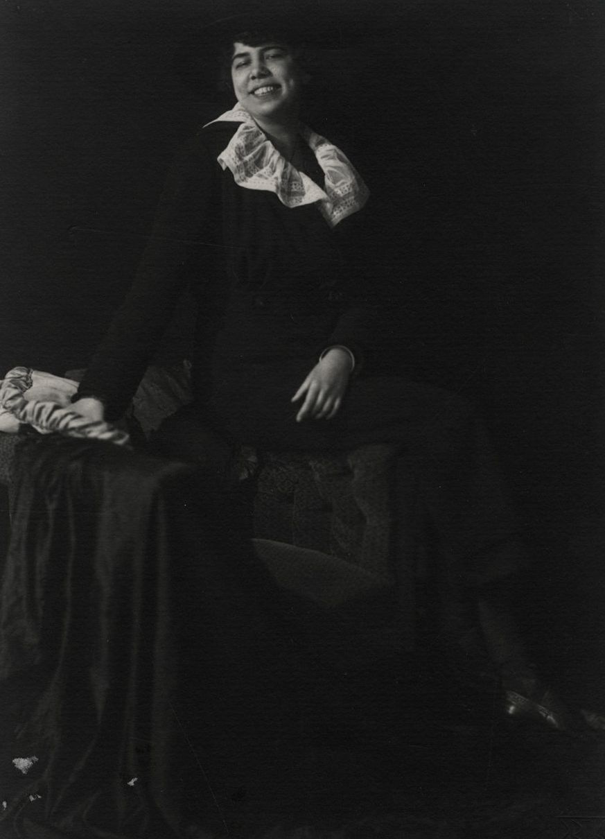 Frantisek Drtikol (1883-1961) 
Ervina Kupferova, 1919.  
Épreuve argentique d'époque. 
Timbre sec daté en bas droite.  
22,5 x 16,3 cm