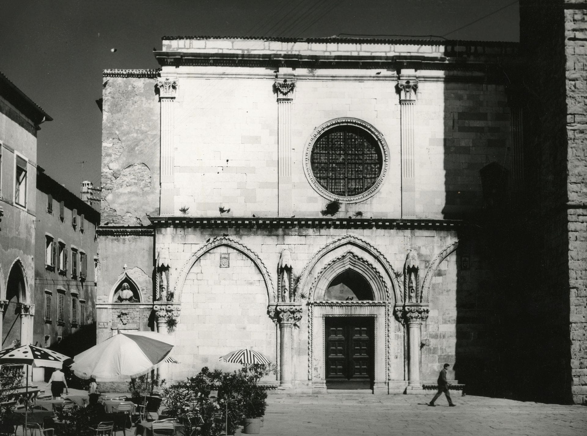 Douchan Stanimirovitch (1912-1978)
Slovénie. Croatie, c. 1960.
Koper. Cathédrale. Dubrovnik. Fort Minceta. Port. Architectures religieuses.
Sept épreuves argentiques d'époque, certaines contrecollées sur cartons. Tampon du photographe (3) aux versos.
Formats : de 30 x 40 à 40 x 50 cm