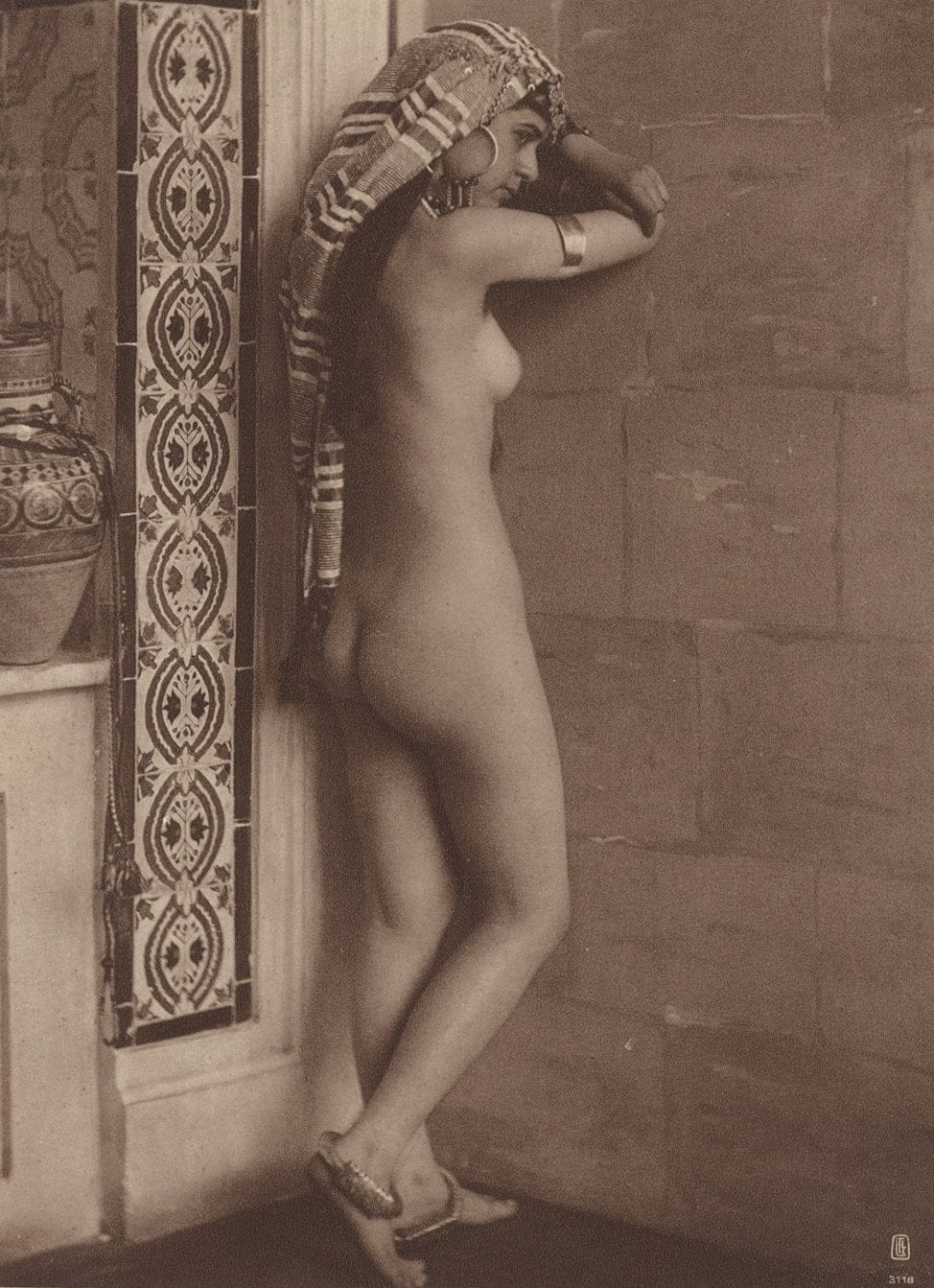 Rudolf Franz Lehnert (1878-1948) et Ernest Heinrich Landrock (1878-1966)
Tunisie, c. 1910. 
Nus féminins. Désert. 
Huit héliogravures d'époque. Monogramme Lehnert & Landrock dans les négatifs.
Formats : de 24 x 18 à 30 x 24 cm