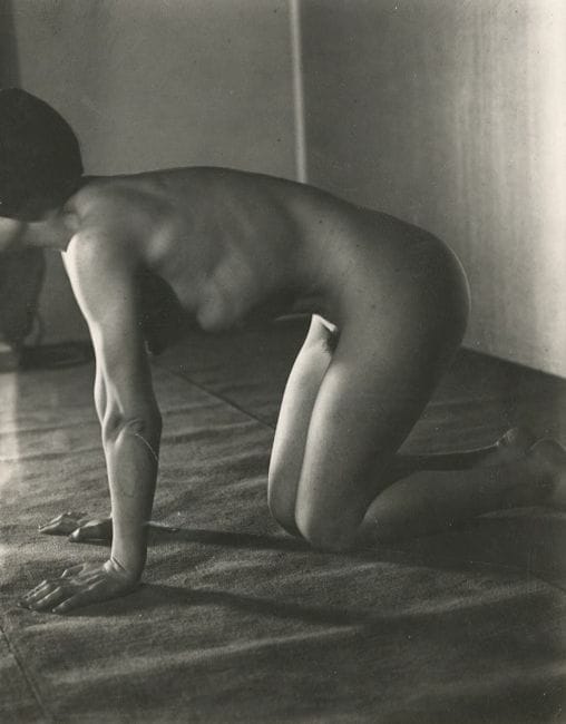 Atelier Stone (Cami et Sasha Stone)
Nu féminin [Marie-Louise Lebeau], c. 1930.
Épreuve argentique d'époque. Tampon "Copyright Stone" et numéro de référence au verso. Traces de recadrage en creux sur l'image. 
11,5 x 9 cm