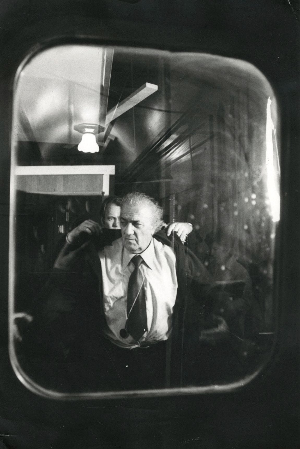 Tazio Secchiaroli (1925-1998)
Federico Fellini sur le tournage de La Cité des femmes [Cinéma], 1980. 
Épreuve argentique d'époque. Tampon du photographe et tampon "Michel Ciment", annotations et indications de recadrage au verso. 
30 x 20 cm