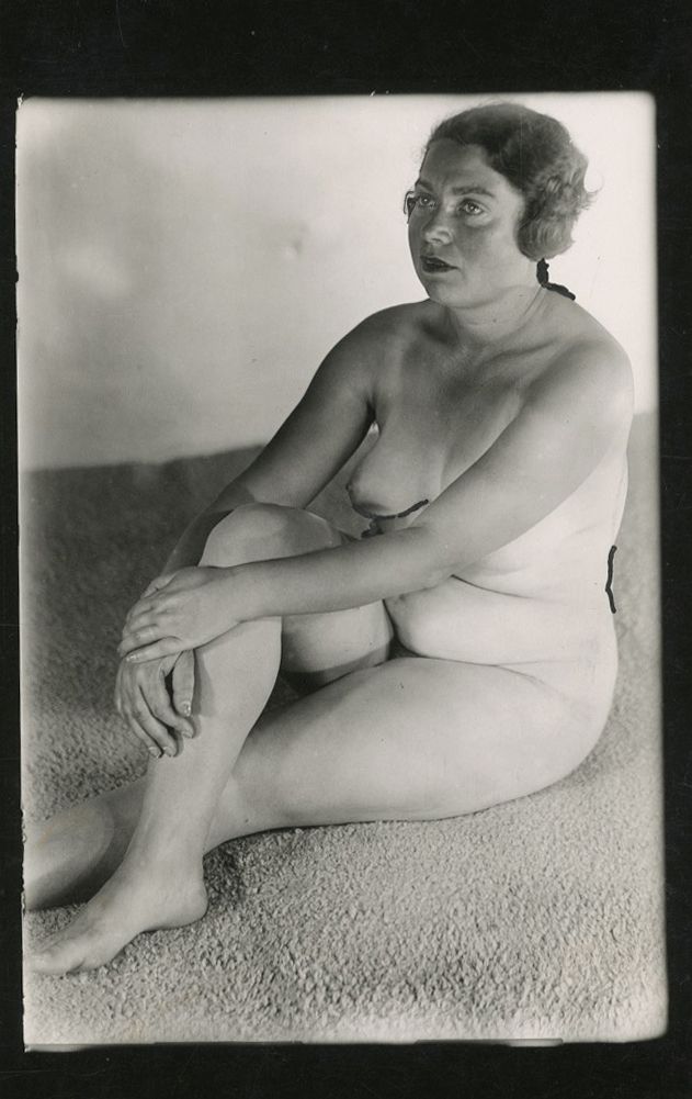 Atelier Stone (Cami et Sasha Stone)
Femme assise, c. 1930.
Épreuve argentique d'époque, rehaussée à l'encre noire. Tampon "Atelier Stone" au verso.
Image : 14,5 x 10 cm / Feuille : 18 x 11,5 cm