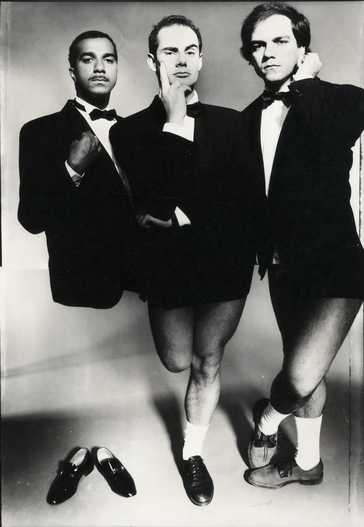 Aldo Soares (1960) 
Les Inconnus [Cinéma], 1991. 
Épreuve argentique d'époque sur papier Agfa, signée, titrée et datée au crayon sur étiquette de l'agence Metis contrecollée au verso. 
Image : 30,3 x 21,2 cm / Feuille: 31 x 21,7 cm