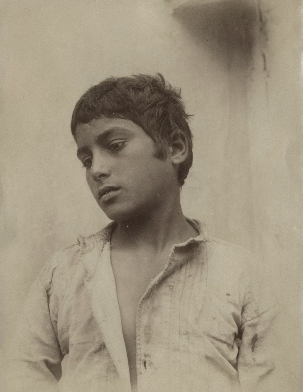 Wilhelm Von Gloeden (1856-1931)
Portrait de jeune sicilien. Taormina, c. 1900.
Épreuve sur papier albuminé. Numéro de négatif "224" au verso.
22,5 x 17 cm - Cadre