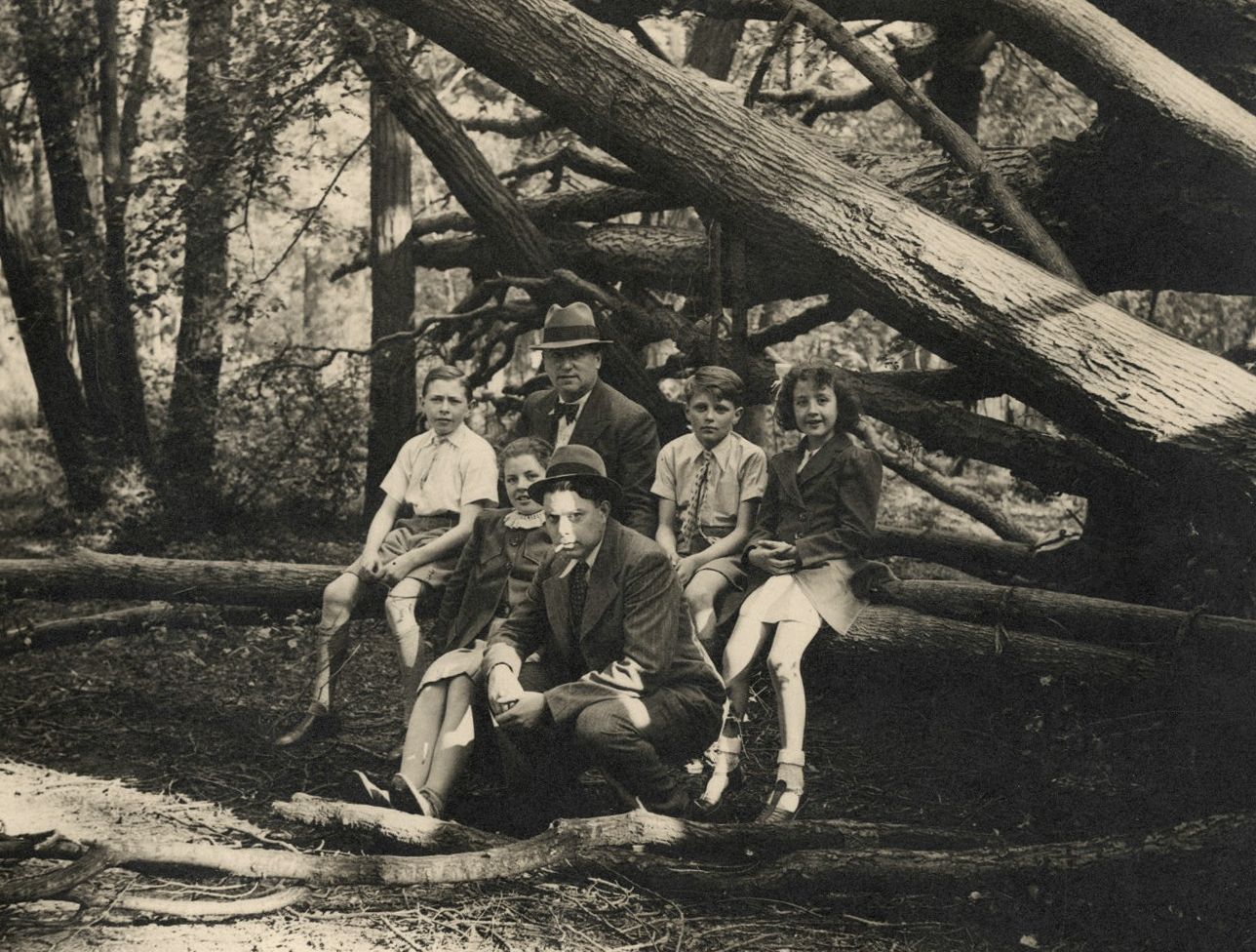 Photographe non identifié 
Jean Renoir, Claude Renoir et leurs enfants, c. 1930. 
Épreuve argentique d'époque sur papier Kodak. Annotations au crayon au verso. 
Image : 17 x 22,5 cm / Feuille : 17,8 x 23,2 cm