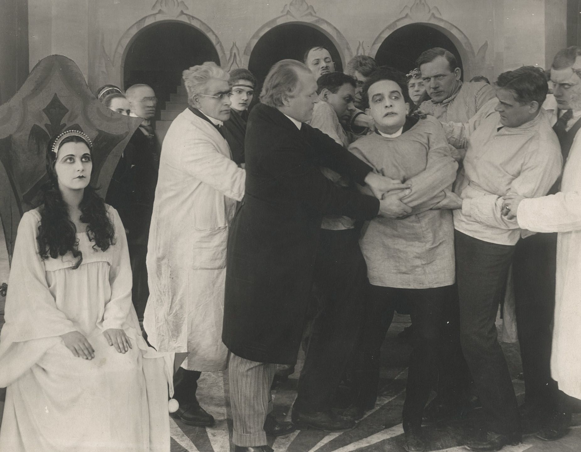 Photographe de plateau 
Le Cabinet du docteur Caligari de Robert Wiene, 1920. 
Cinq épreuves argentiques d'époque. Tampon du film (2), tampon de collectionneur (2) et annotations aux versos. 
Formats : de 20,4 x 26 à 28 x 35 cm