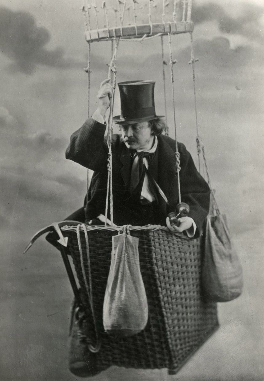 Gaspard-Félix Tournachon, known as Nadar (1820-1910) 
Self-portrait in a basket, c. 1860-1865. 
Silver negative (c. 1950). Annotations in pencil on verso. 
Image : 21.5 x 15.3 cm / Sheet : 22.3 x 16.1 cm