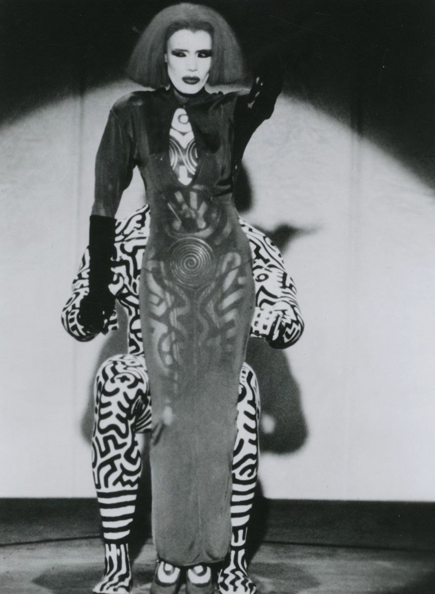 Douglas Kirkland (1934-2022)
Grace Jones sur le tournage de Vamp de Richard Wenk avec des peintures corporelles réalisées par Keith Haring [Cinéma], 1986.
Épreuve argentique d'exploitation. Crédit du photographe dans la marge droite et coupures de presse collées au verso.
Image : 21 x 15,5 cm / Feuille : 22,5 x 20,5 cm