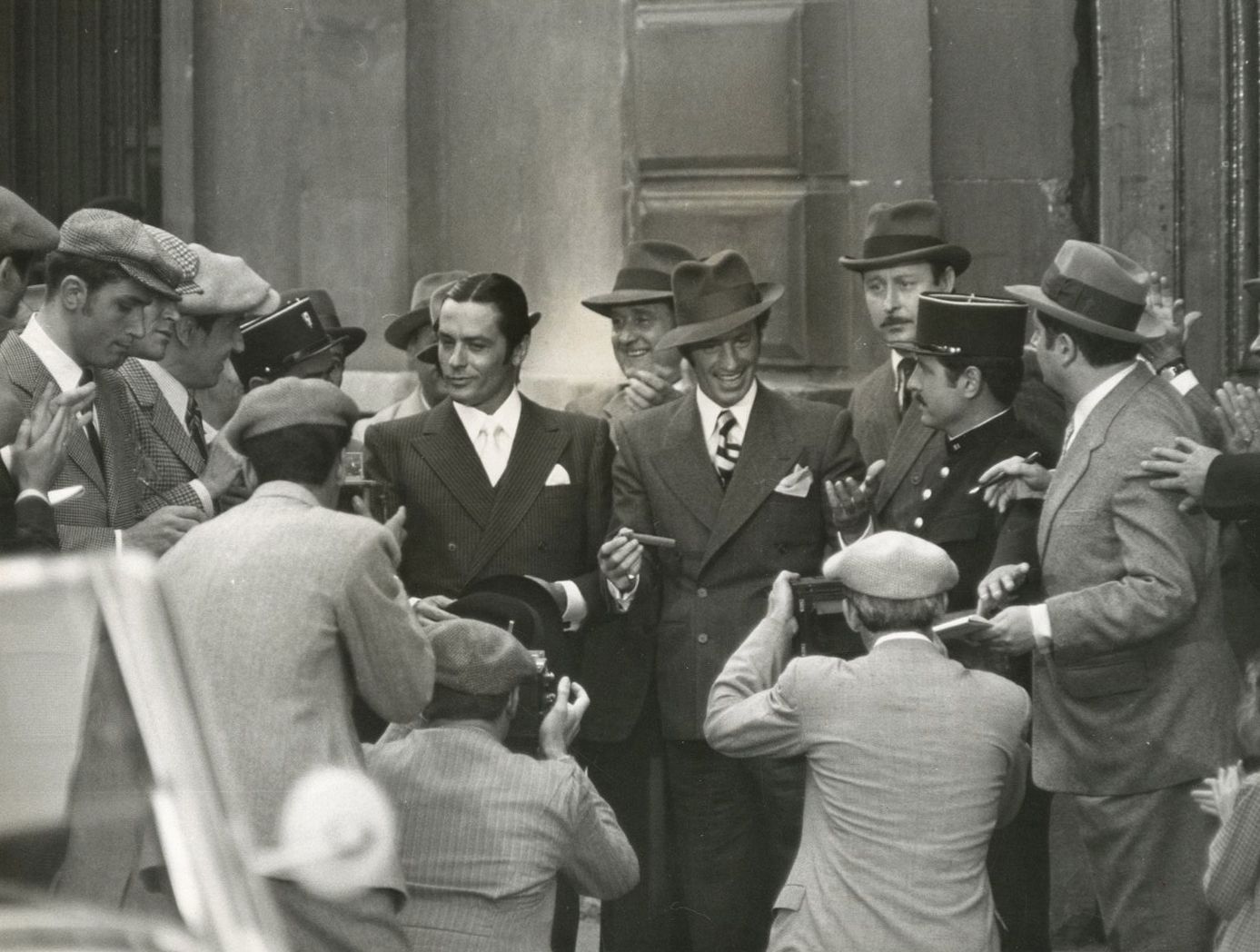 Pierre Manciet (1915-1975)
Alain Delon et Jean-Paul Belmondo sur le tournage de Borsalino de Jacques Deray [Cinéma], 1970.
Épreuve argentique d'époque, tamponnée et annotée au verso.
18 x 24 cm