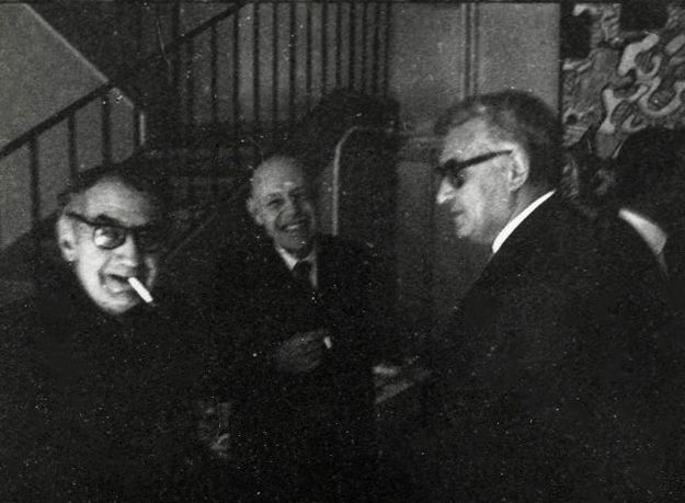 Photographe non identifié
Man Ray, Raymond Queneau et Jean Dubuffet, 1965.
Épreuve argentique d'époque sur papier Agfa, annotée, datée et tamponnée "Collège de Pataphysique" au verso.
8,7 x 11,7 cm