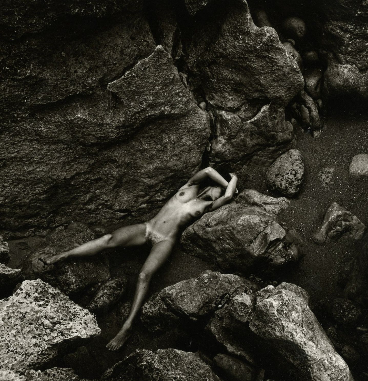 Claude Fauville (1940)
Nu [femme allongée sur les rochers], c. 1980.
Épreuve argentique d'époque sur papier Agfa, signée et numérotée à 5 exemplaires au crayon au verso.
27 x 26,7 cm avec marges