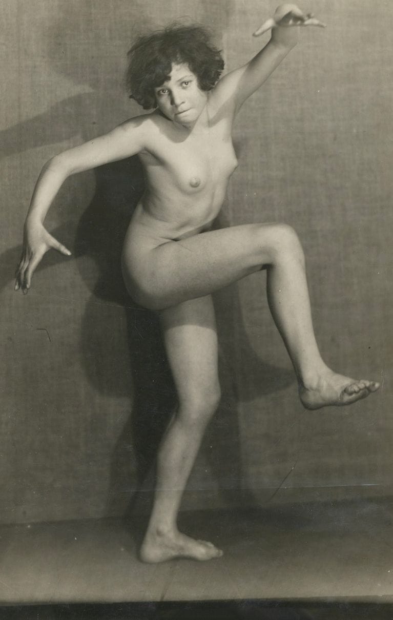 Atelier Stone (Cami et Sasha Stone)
Nu féminin, c. 1930.
Épreuve argentique d'époque. Tampons "Atelier Stone", " Copyright Stone" et numéro de référence au verso. Traces de recadrage en creux sur l'image. 
21 x 13,5 cm
