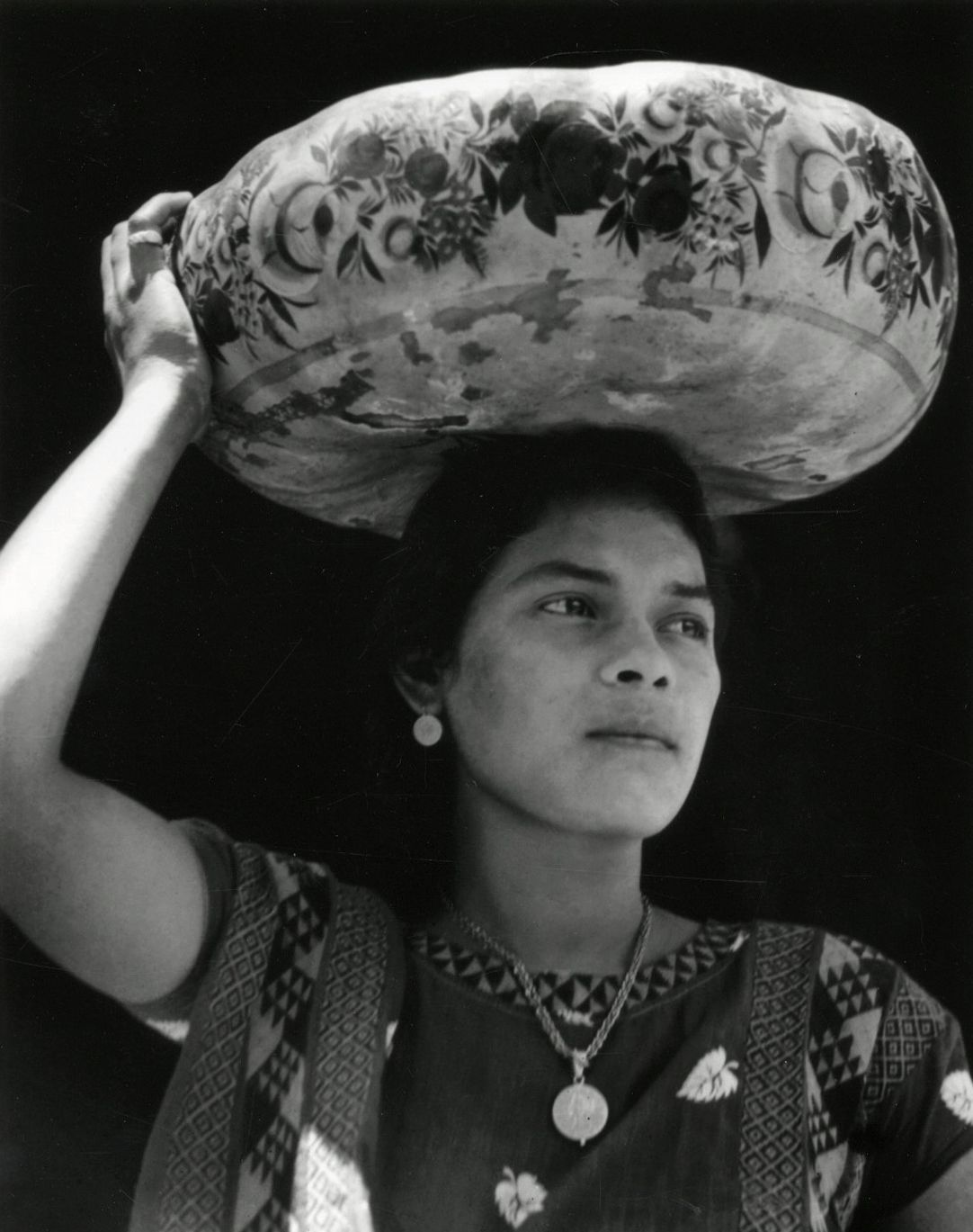 Tina Modotti (1896-1942) 
Mujer de Tehuantepec, c. 1929.
Silver print (2011), from the book Tina Modotti, Mexico, Instituto
Nacional de Antropologia e Historia, 2012. Instituto Nacional de Antropologia e Historia credit in lower right margin. Title, date and numbering to 150 copies on verso.
Image: 23.5 x 18.5 cm / Sheet: 30.5 x 24 cm