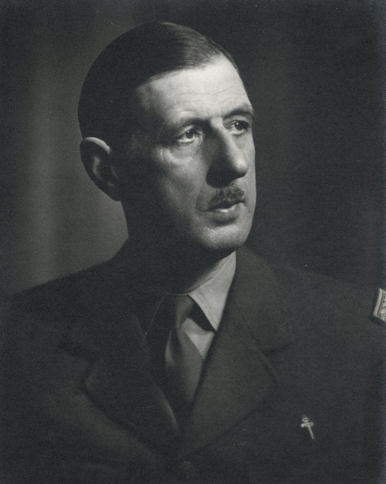Georg Fayer (1892-1950) 
Le général Charles de Gaulle. Londres, 1942. 
Épreuve argentique d'époque, contrecollée sur carton, signée en blanc en bas à gauche. Tampon du studio au verso du montage. 
30 x 24 cm