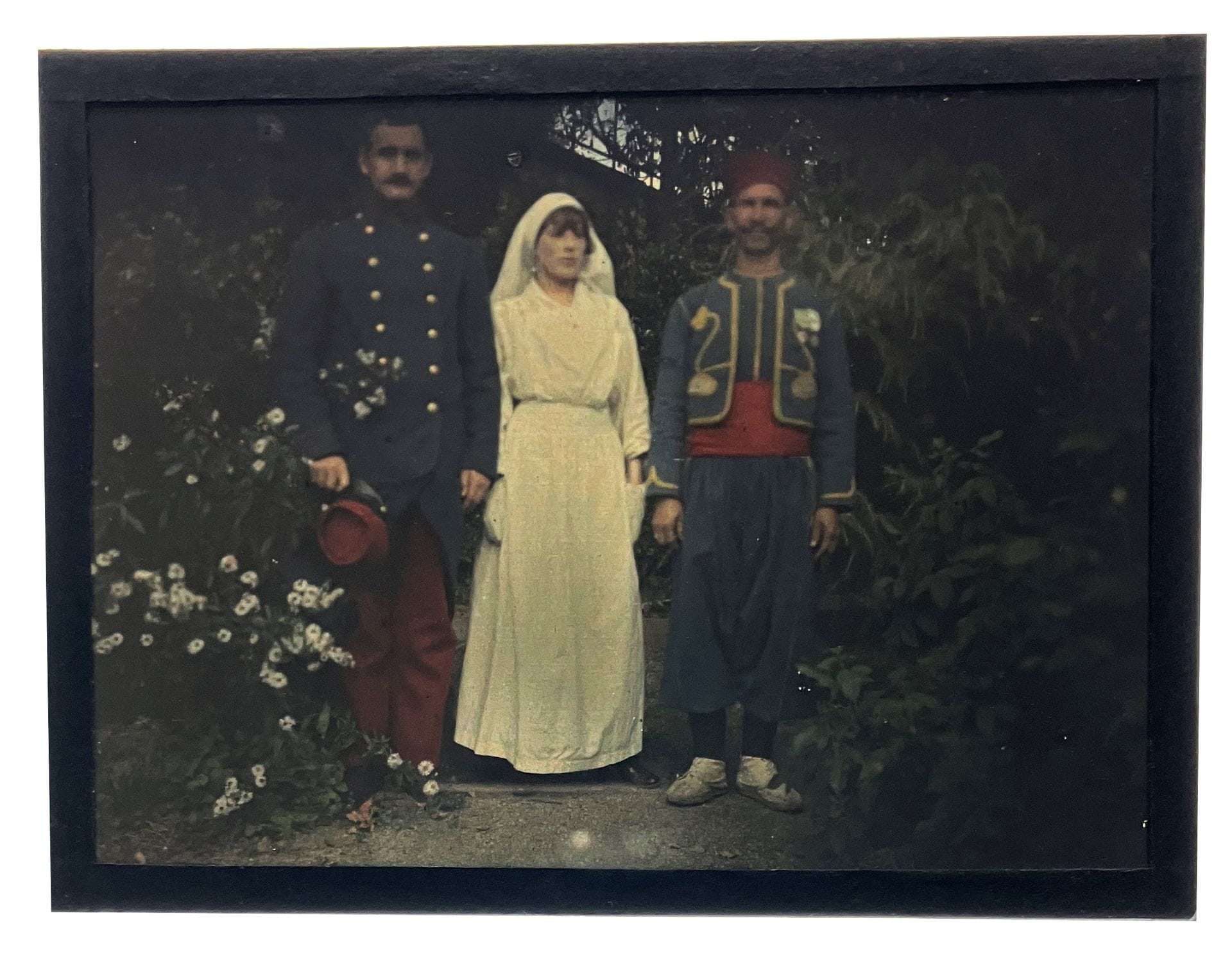 Photographe non identifié
Militaires, c. 1910-1914. 
Capitaine du 118e régiment d'infanterie de ligne. Lieutenant du 3e régiment de dragons. Bivouac de fantassins. État-major d'infanterie. Commandant d'infanterie et officier de gendarmerie. Tirailleur algérien, probablement du 2e régiment de tirailleurs. Groupe d'officiers d'infanterie et de dragons.
11 autochromes et une plaque de verre négative au gélatino-bromure d'argent, dans leurs boîtes d'époque
Formats : de 6 x 6,3 à 9 x 12 cm 

Nous remercions Arnaud de Gouvion Saint-Cyr pour son aide précieuse.